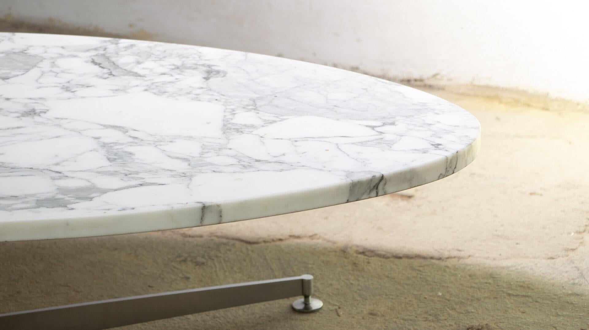 Steel Large oval coffee table by Michel Kin in marble for Arflex, 1970. For Sale