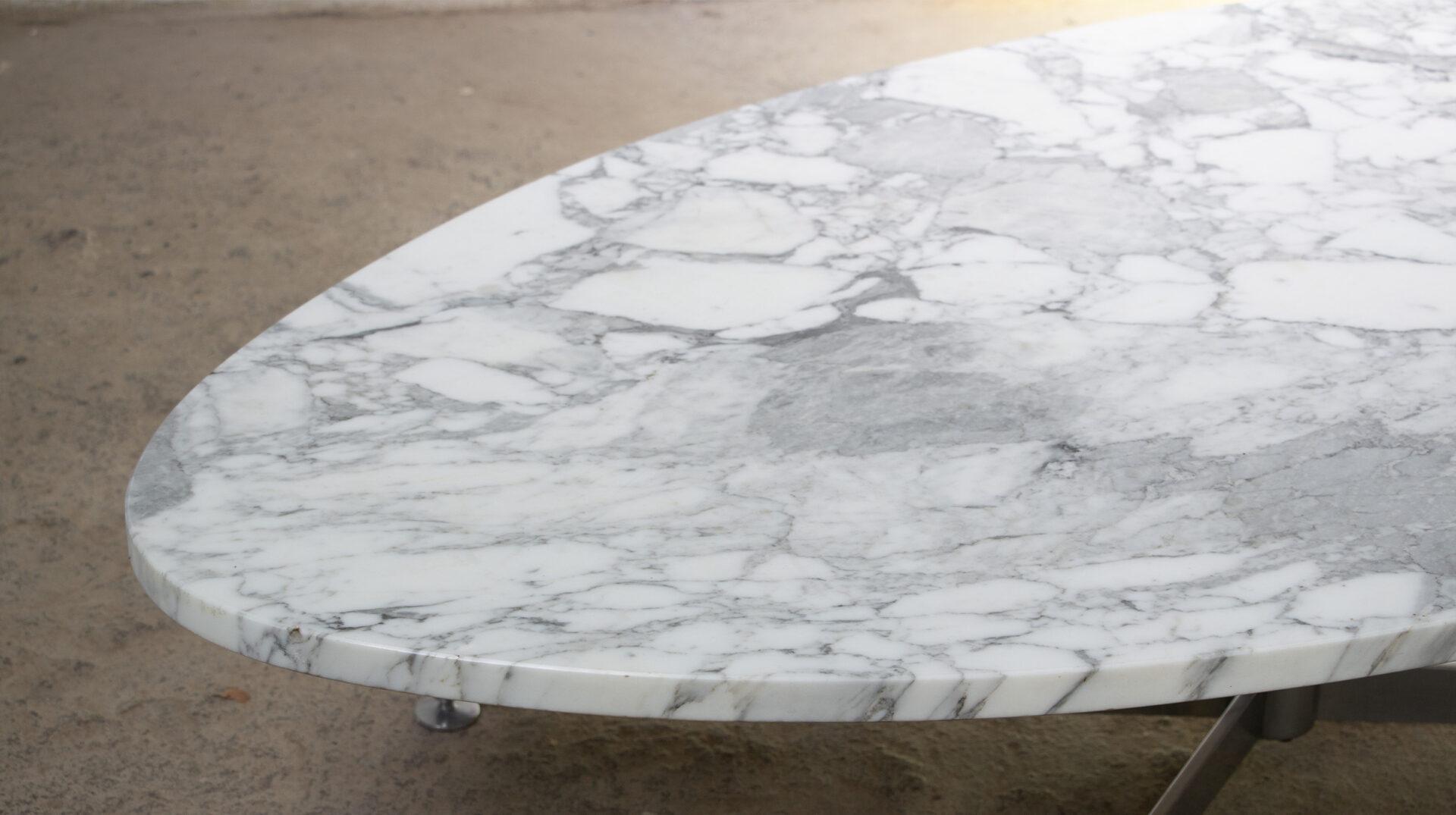 Large oval coffee table by Michel Kin in marble for Arflex, 1970. For Sale 2