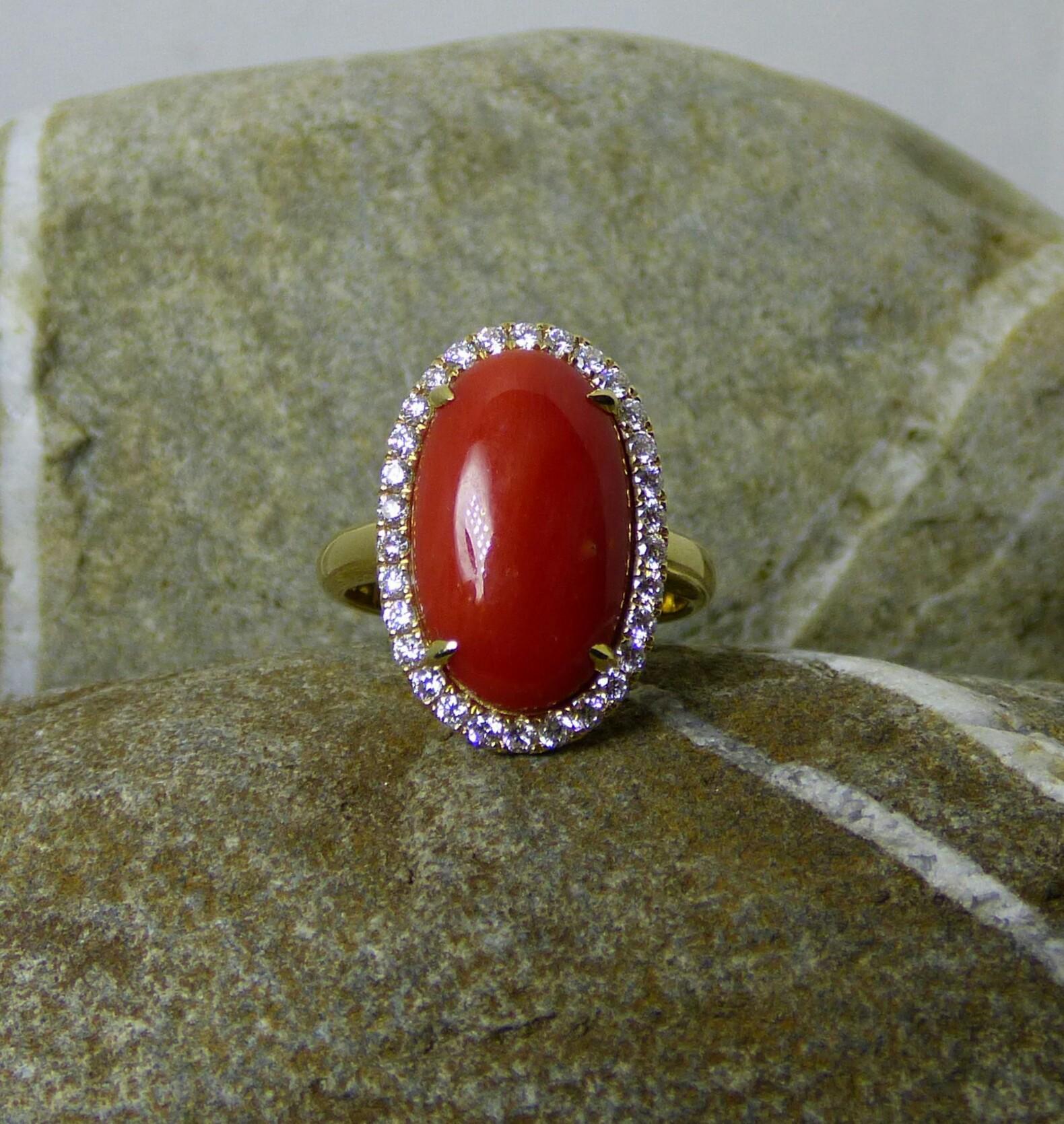 Large oval Coral and Diamond Cluster Ring In New Condition For Sale In Dublin, IE