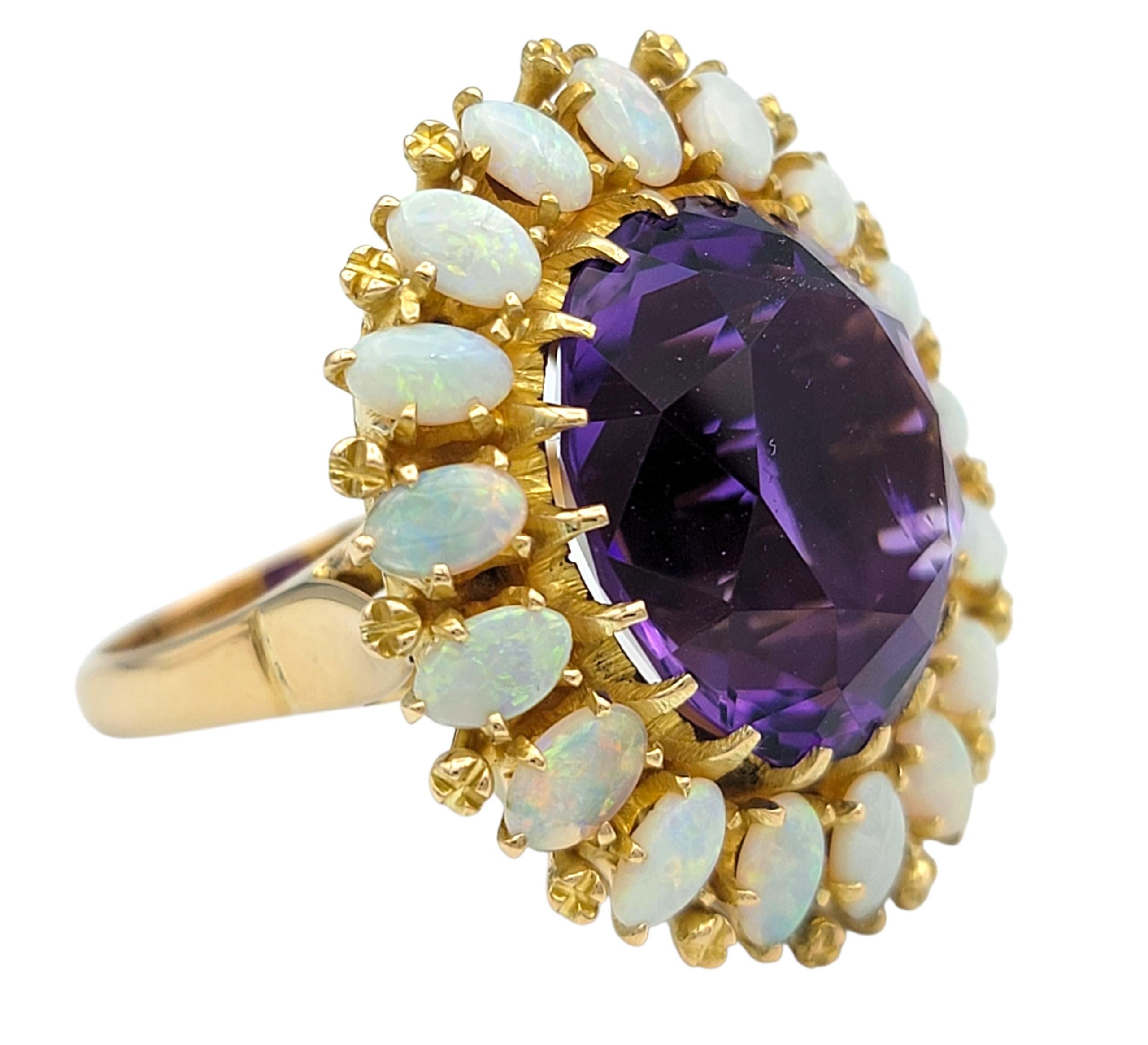 Contemporain Bague cocktail en or jaune 14 carats avec halo d'améthyste et d'opale de taille ovale en vente
