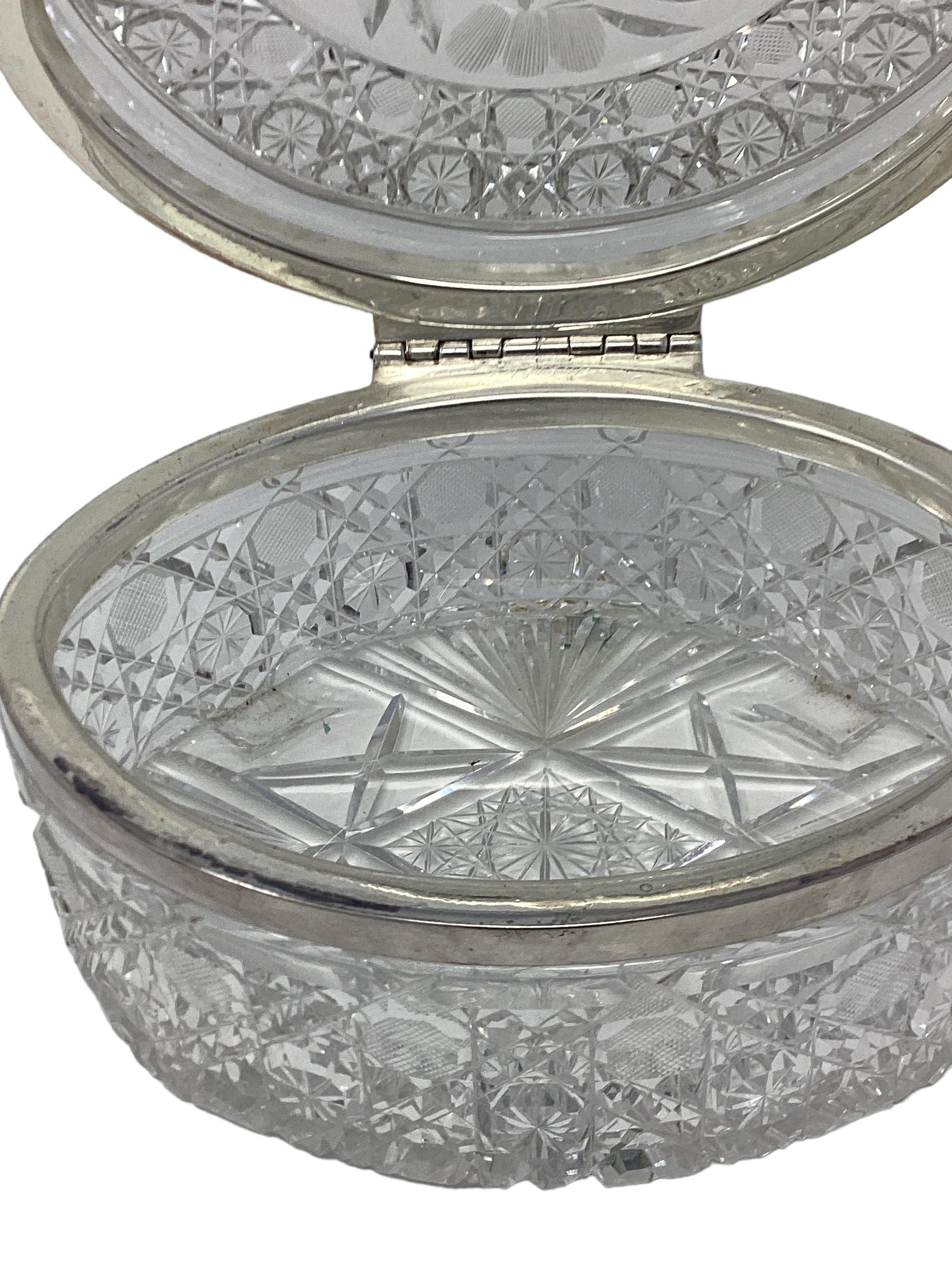 Caja grande de cristal tallado ovalado con montura de plata mediados del siglo XX en venta