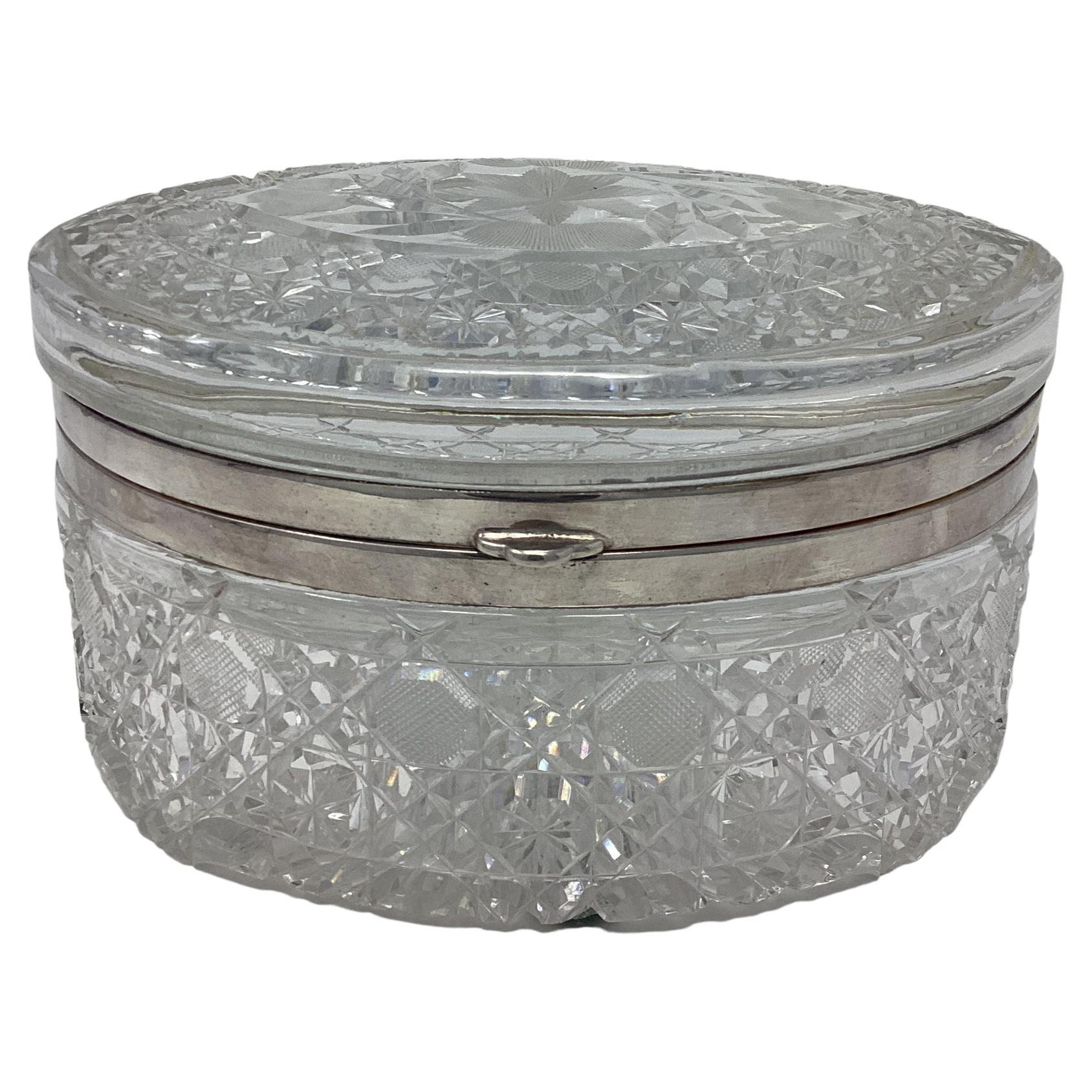 Grande boîte en cristal taillé ovale avec monture en argent en vente