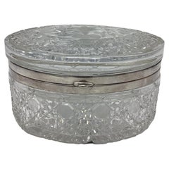 Caja grande de cristal tallado ovalado con montura de plata