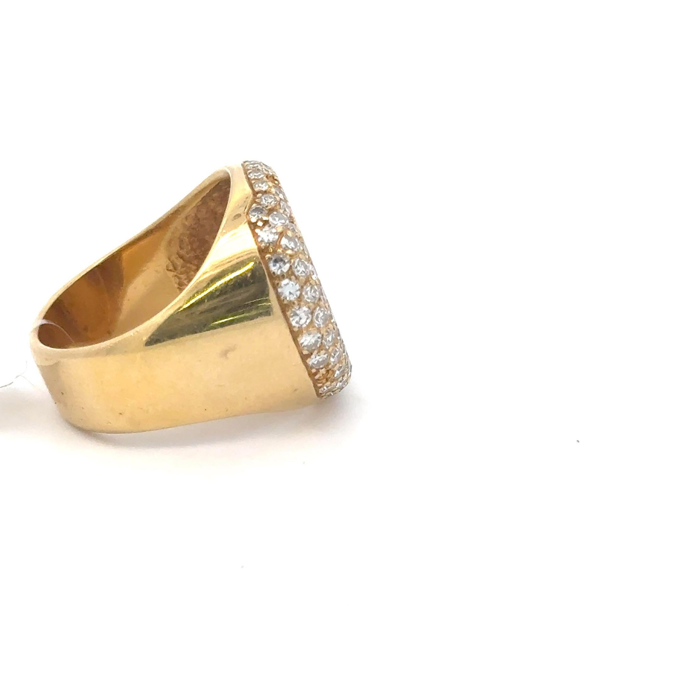 Women's or Men's Large Oval Cut Malachite Signet Ring 20 Grams 1.50 Carats 18 Karat Yellow Gold For Sale