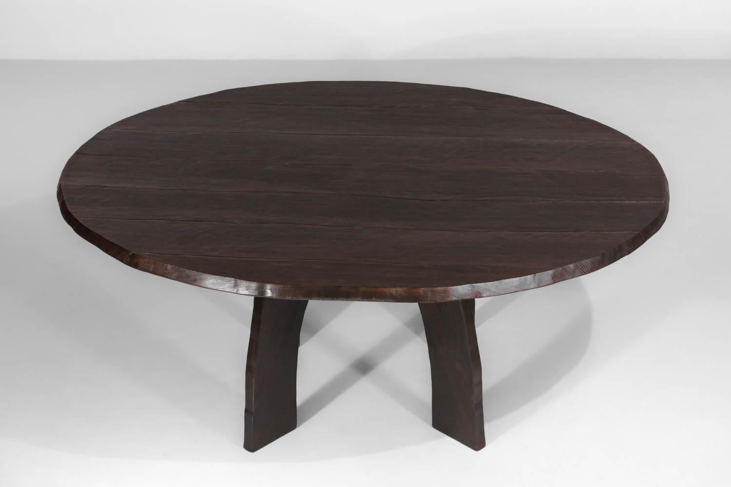 Ovaler Tisch aus gebranntem Massivholz, vollständig handgefertigt in der Lyoner Werkstatt des Schreiners Vincent Vincent. Dieser Tisch ergänzt die bereits auf der Website erhältlichen Stühle und Sessel zu einem einzigartigen Esszimmer-Set. Jeder