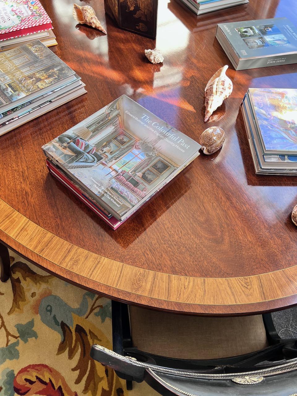 Cette table de salle à manger ovale de style Regency, magnifiquement fabriquée, peut accueillir confortablement 8 à 10 personnes. Elle allie un design traditionnel à une élégance pratique. Fabriqué à la main selon des techniques classiques de