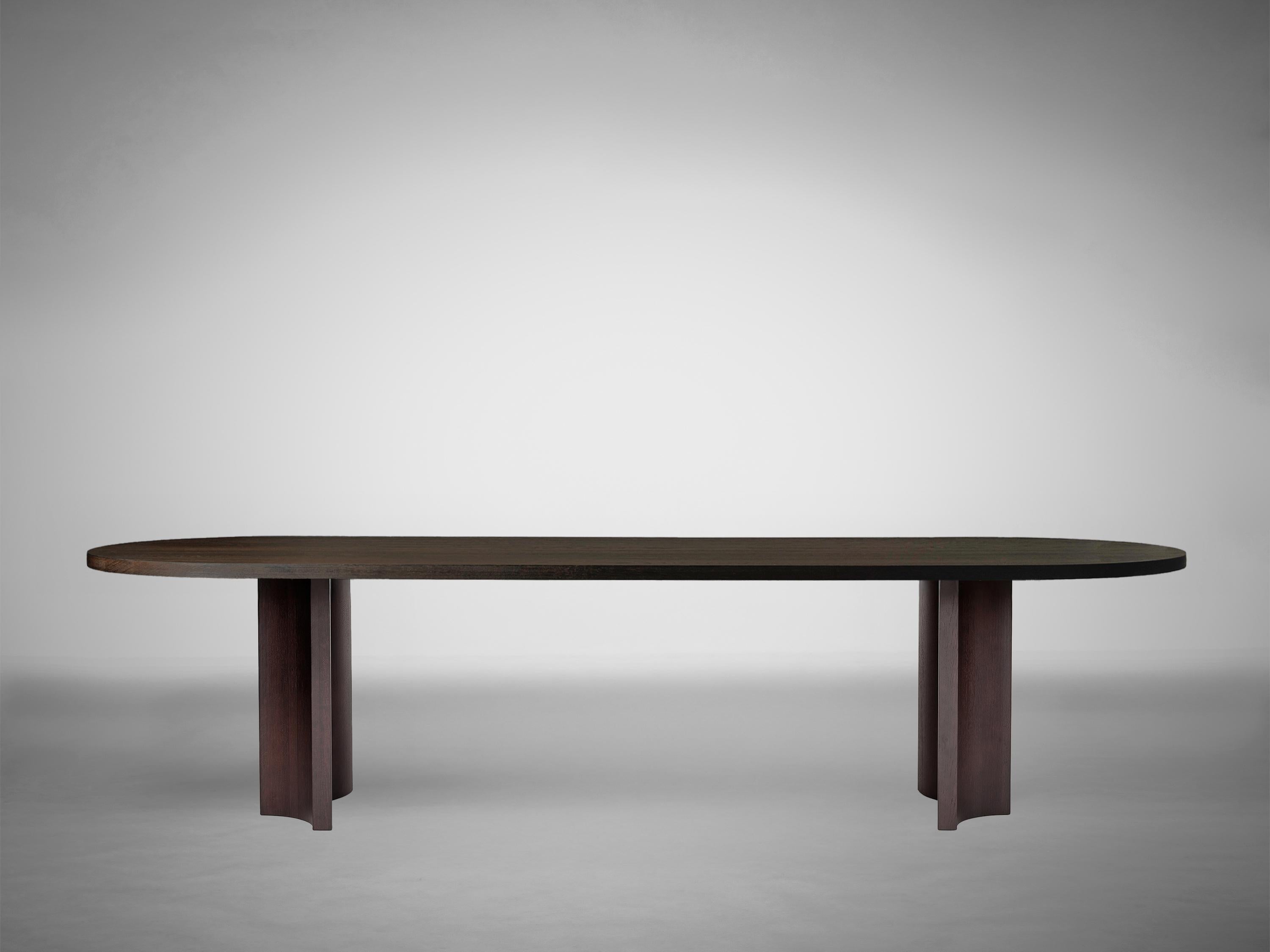 Brutalisme Grande table de salle à manger ovale - Chêne européen massif - Aperta Capsule en vente