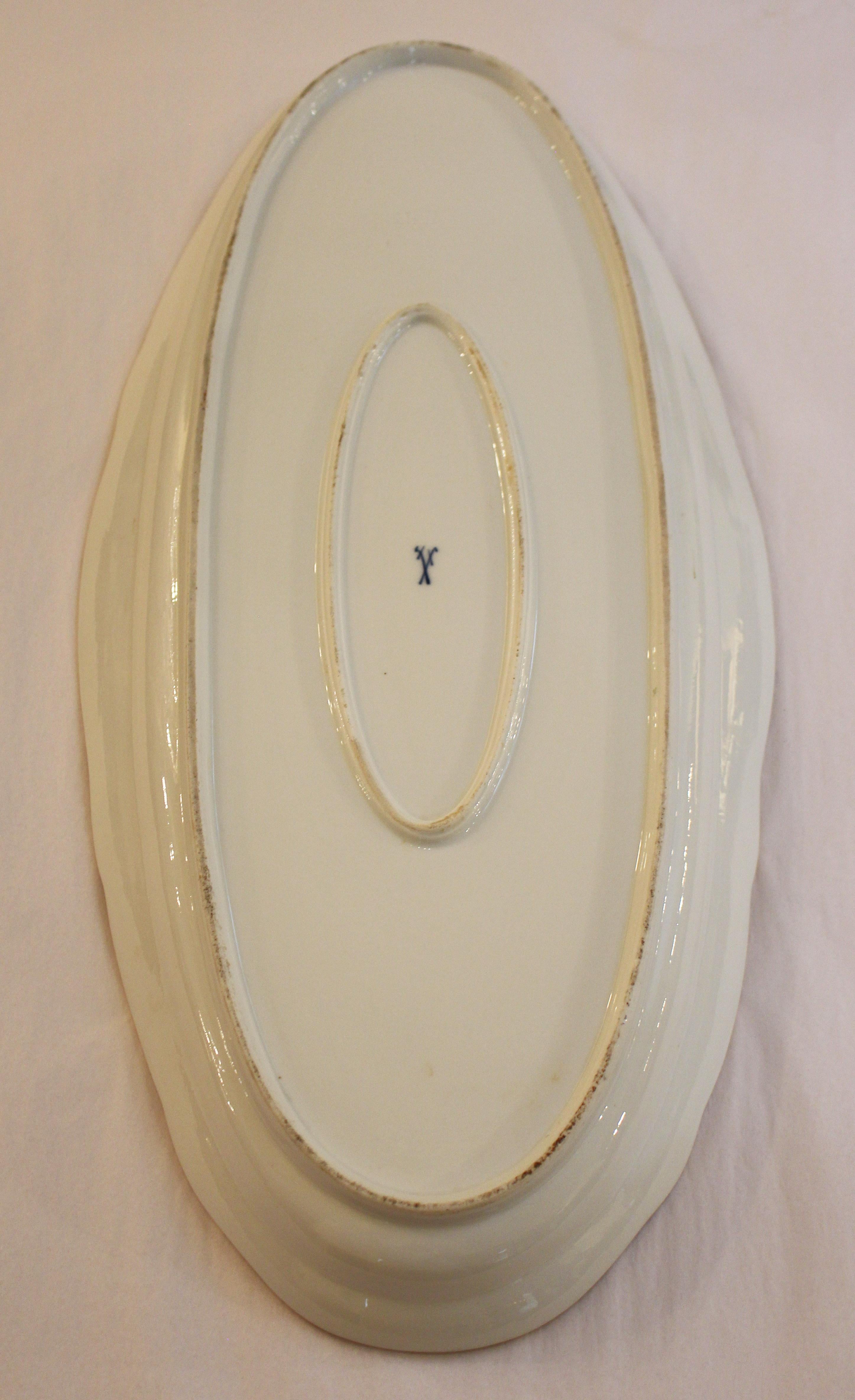 Grand plat à poisson ovale avec bord festonné doré (usure mineure) de Meissen dans le motif des fleurs éparses ou streublumen. Marque des épées croisées. C.I.C., 1860-90. 21 3/8