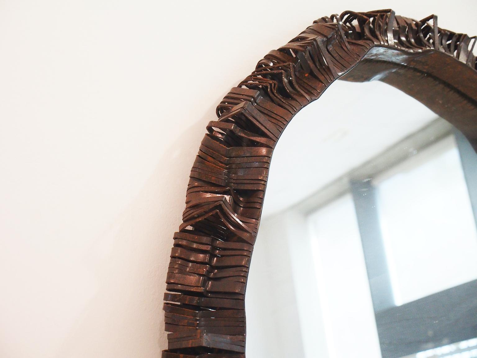 italien Grand miroir ovale avec cadre en fer forgé en vente