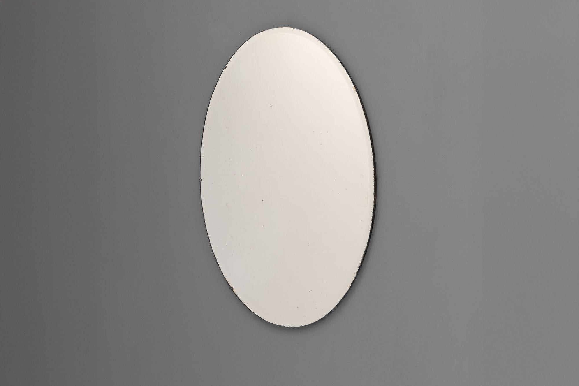 Grand miroir ovale sans cadre. Excellent état d'origine. Petites rousseurs. K.K. vers 1950.

H 91,5cm x L 61cm x P 2cm