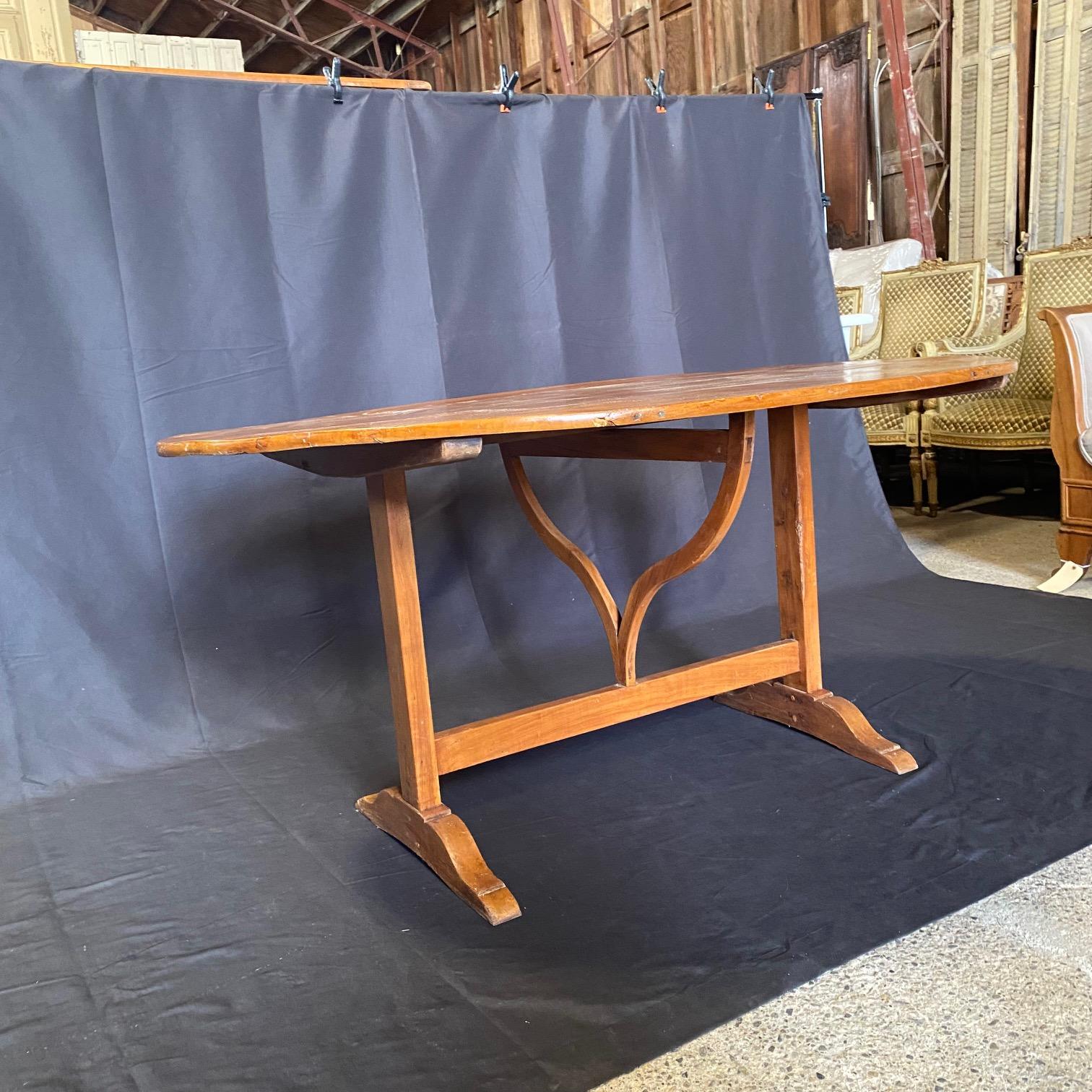 Large Oval French 19th Century Vigneron or Tilt-Top Wine Tasting Walnut Table 6