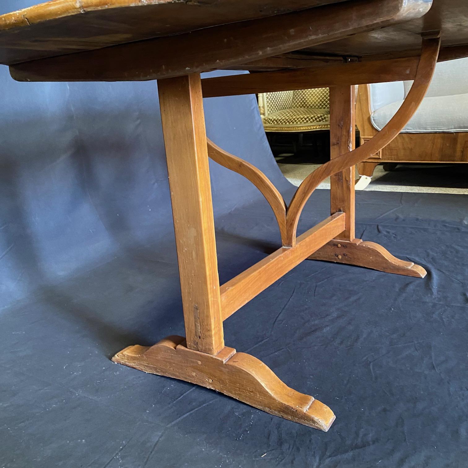 Large Oval French 19th Century Vigneron or Tilt-Top Wine Tasting Walnut Table 7