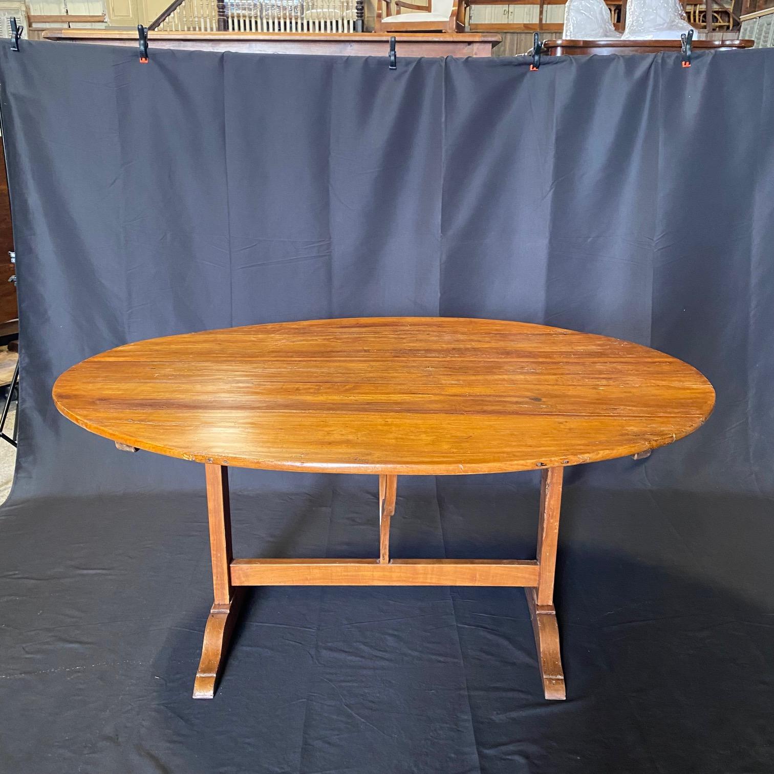 Large Oval French 19th Century Vigneron or Tilt-Top Wine Tasting Walnut Table 8
