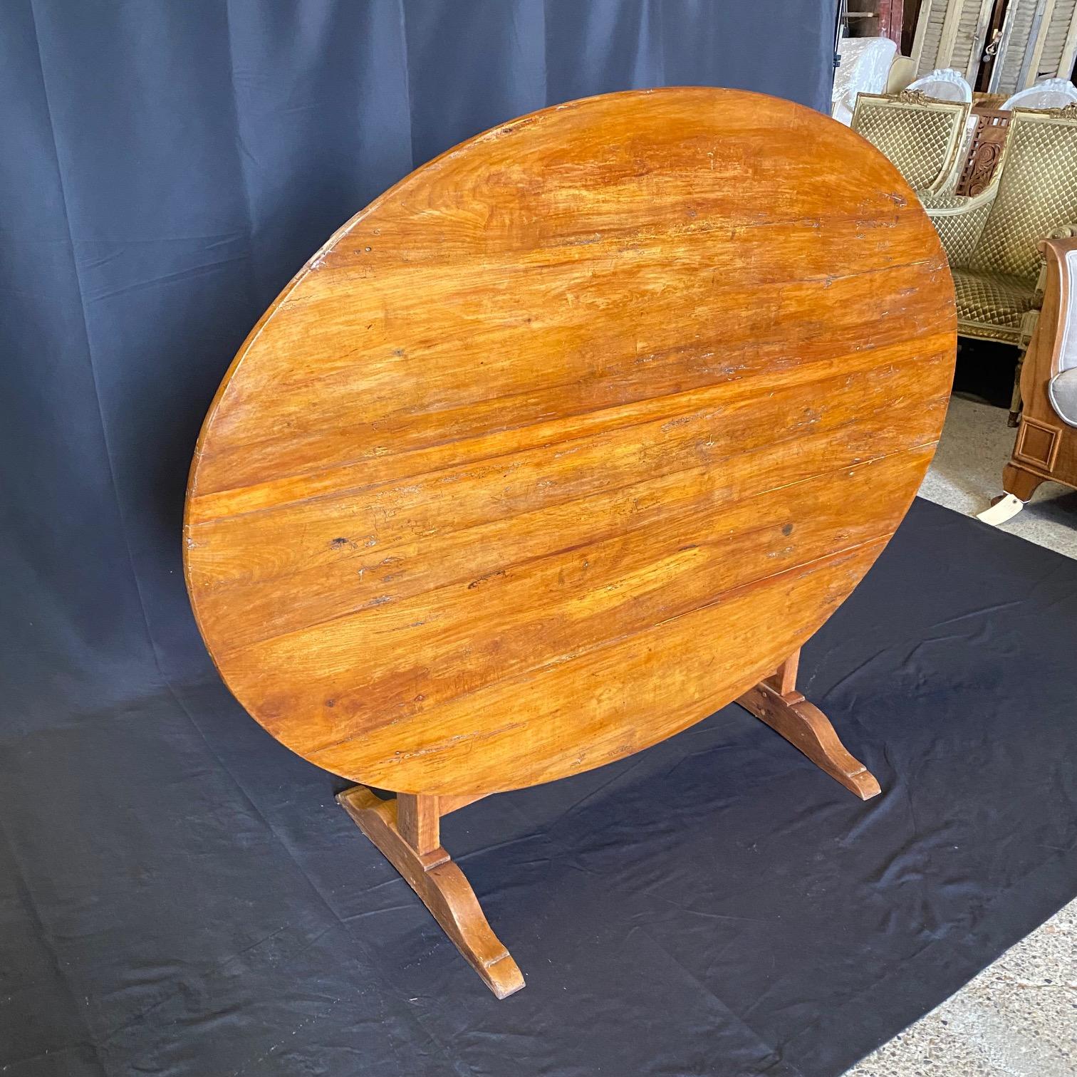 Large Oval French 19th Century Vigneron or Tilt-Top Wine Tasting Walnut Table In Good Condition In Hopewell, NJ