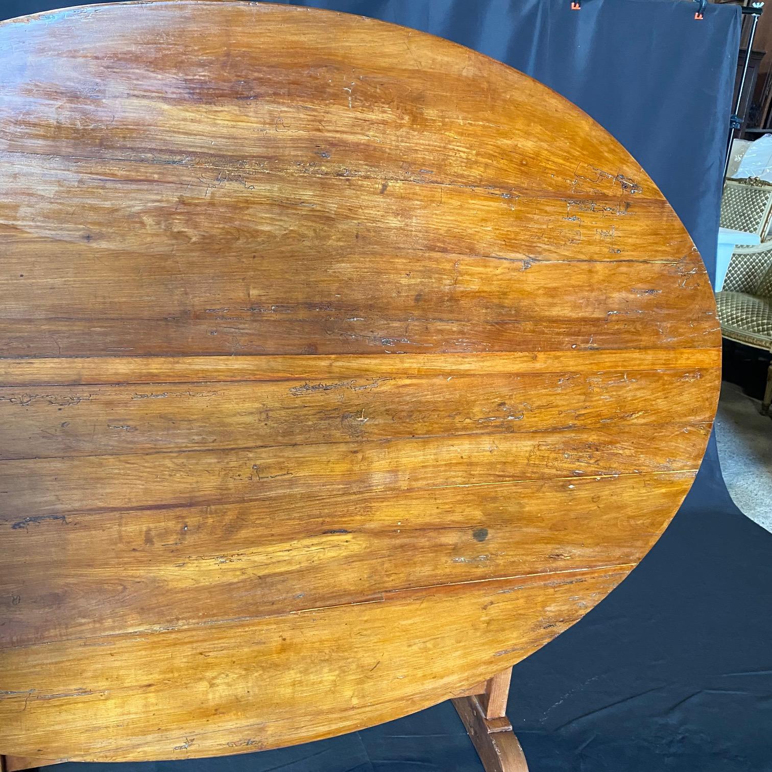 Large Oval French 19th Century Vigneron or Tilt-Top Wine Tasting Walnut Table 2