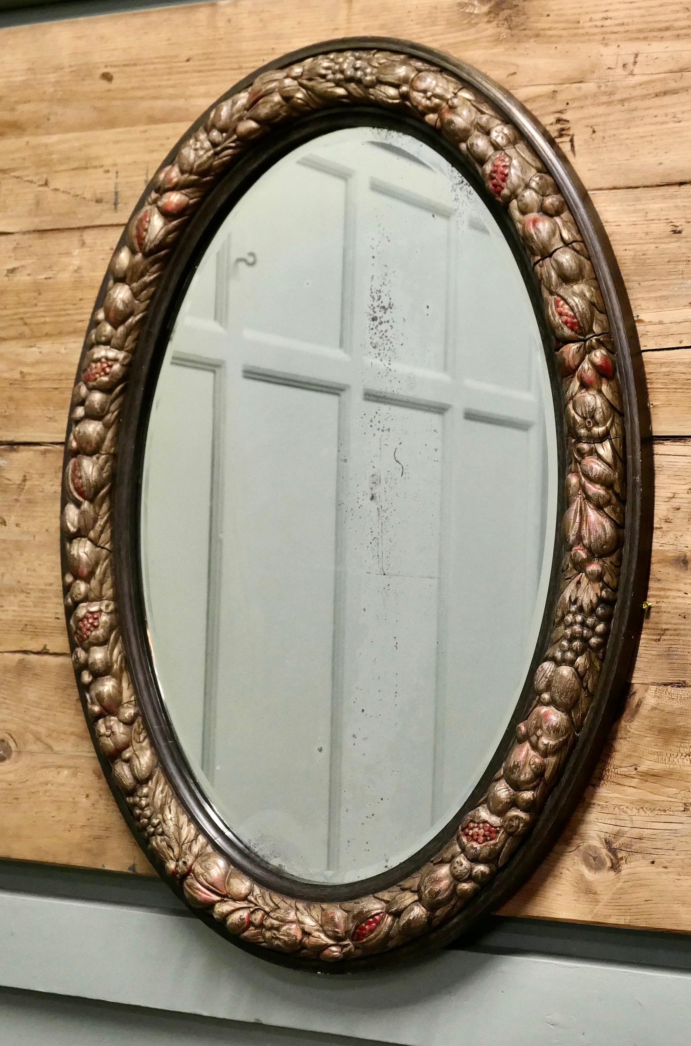 Grand miroir ovale en gesso décoré de fruits

Ce miroir a un cadre ovale de 3,5 pouces de large, sculpté de manière complexe et décoré de fruits au gesso. 
Le cadre ovale est en très bon état, avec des marques mineures sur le gesso. Le verre