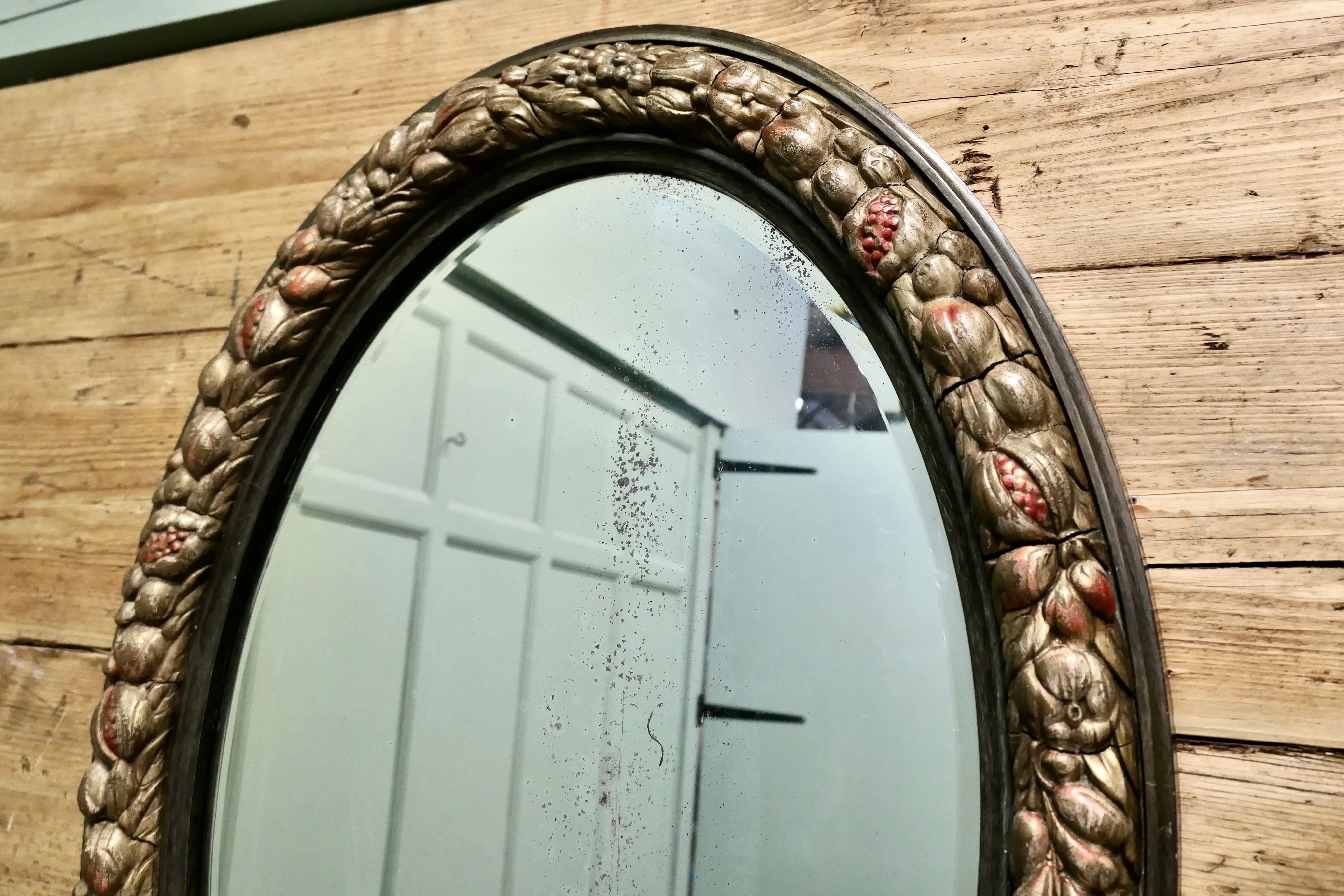 Début du 20ème siècle Grand miroir ovale en gesso décoré de fruits en vente