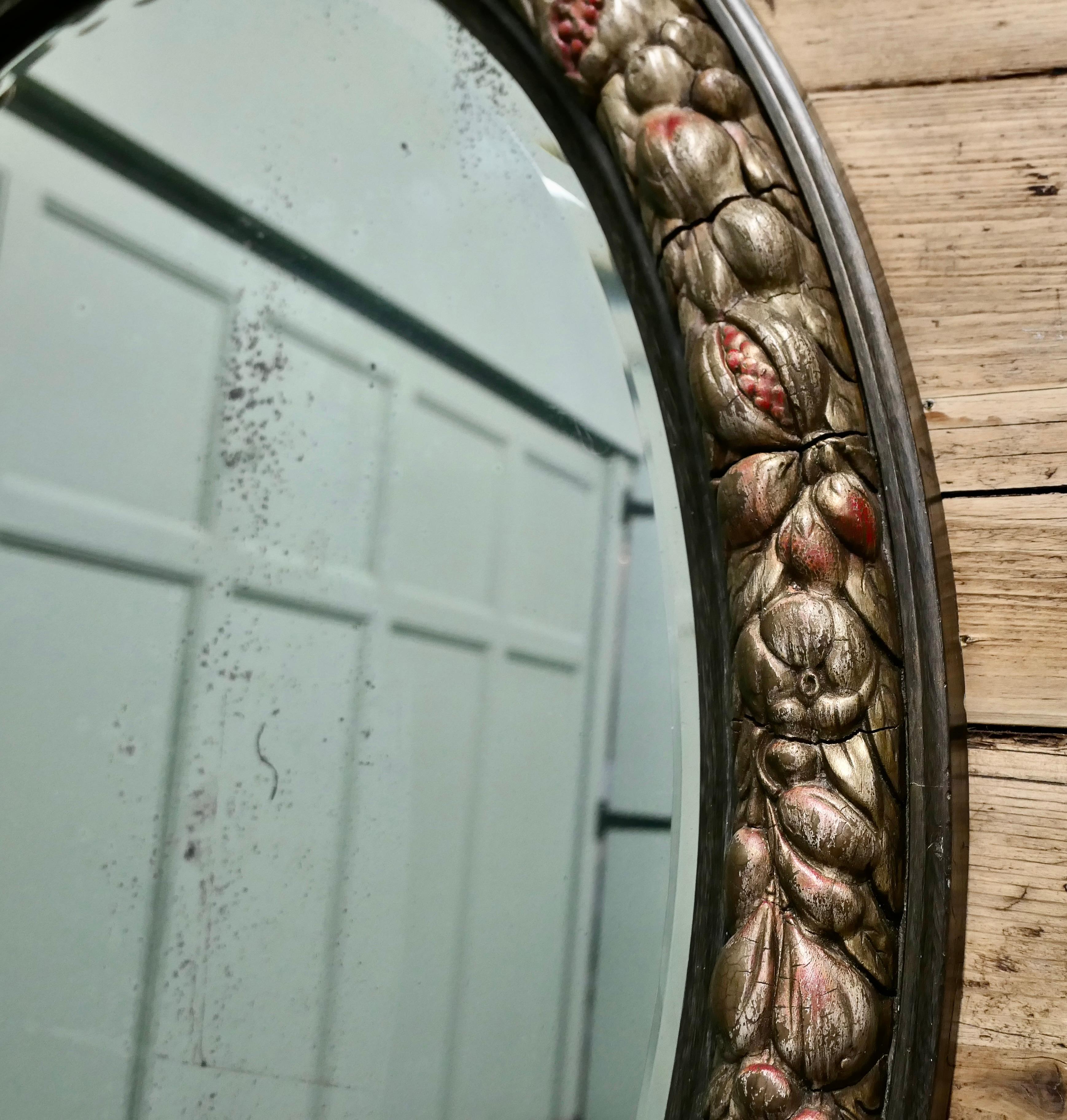 Grand miroir ovale en gesso décoré de fruits en vente 1