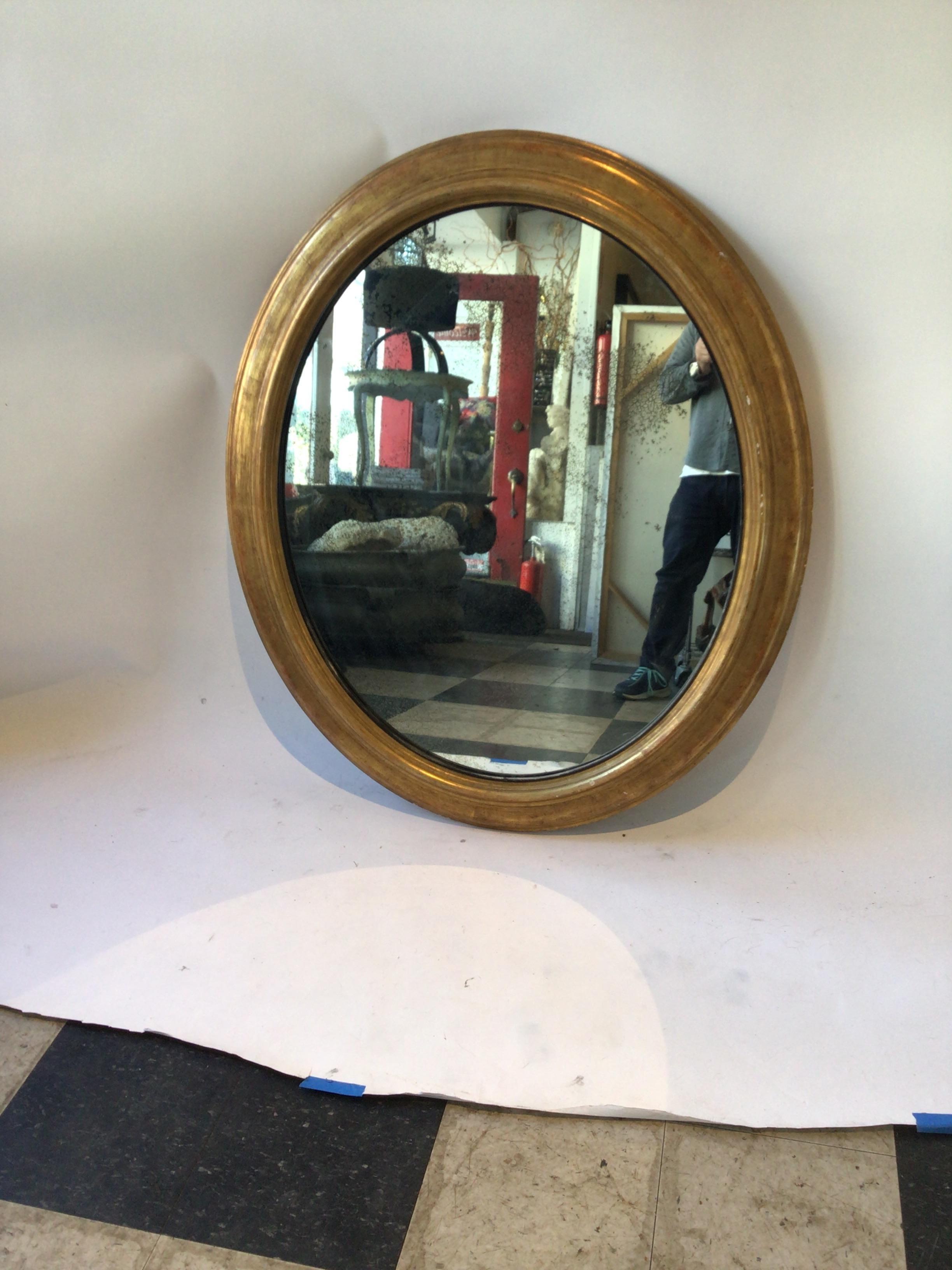 Bois Grand miroir ovale en bois doré avec verre vieilli en vente