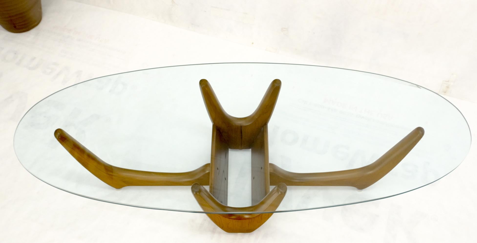 Großer Couchtisch mit ovaler Glasplatte aus massivem geschnitztem Holz  (Moderne der Mitte des Jahrhunderts) im Angebot