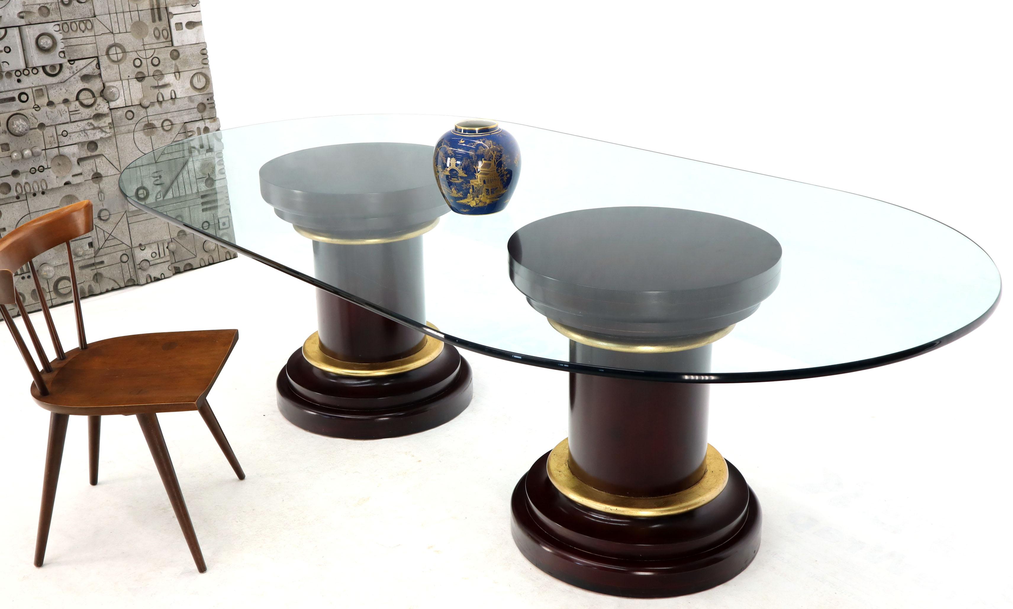 Großer, ovaler Esstisch mit Glasplatte und zwei runden, gedrechselten Mahagoni-Sockeln (Moderne der Mitte des Jahrhunderts) im Angebot