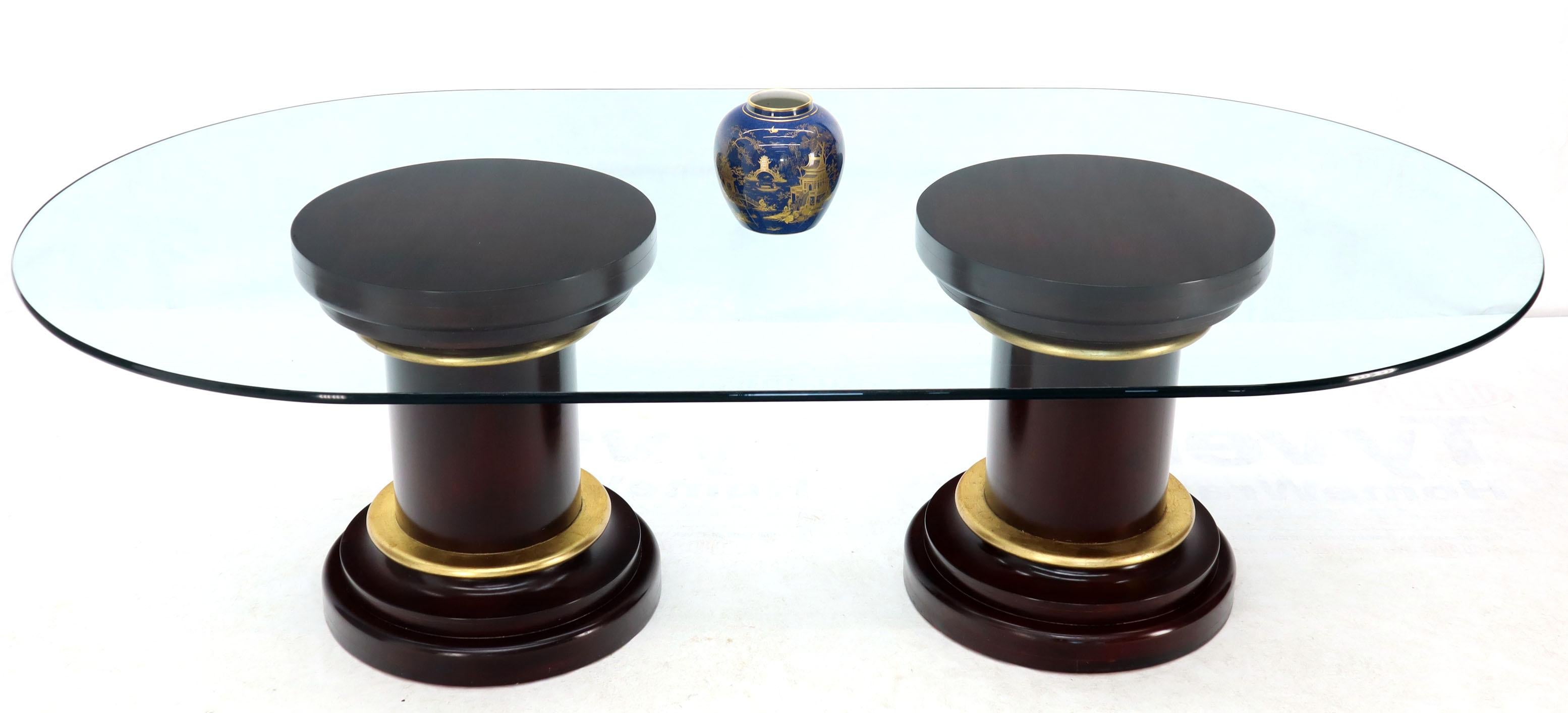 Großer, ovaler Esstisch mit Glasplatte und zwei runden, gedrechselten Mahagoni-Sockeln im Zustand „Gut“ im Angebot in Rockaway, NJ