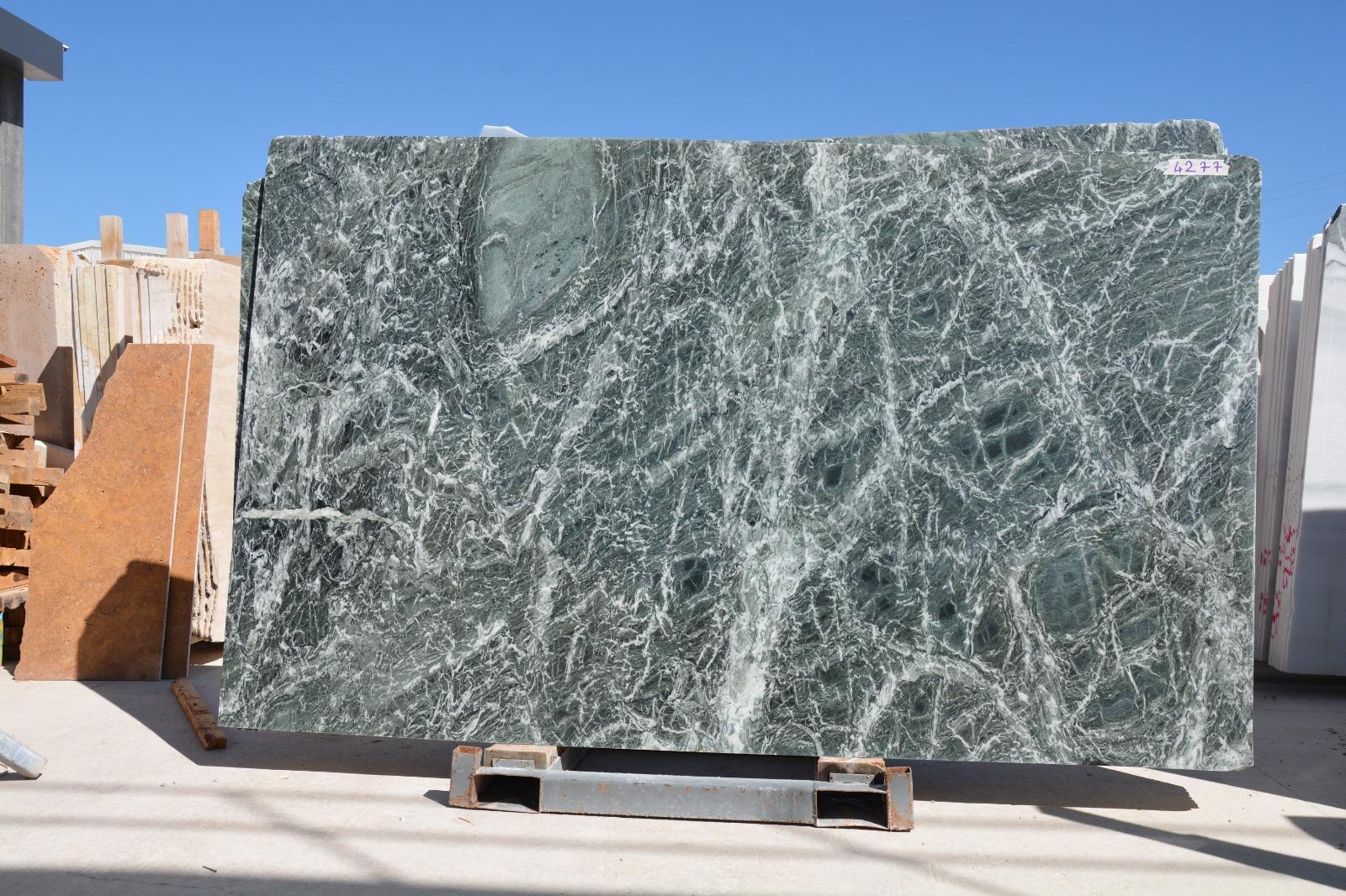XXIe siècle et contemporain Grande table de salle à manger ovale en marbre vert avec pieds en colonne dans le style de Bellini en vente