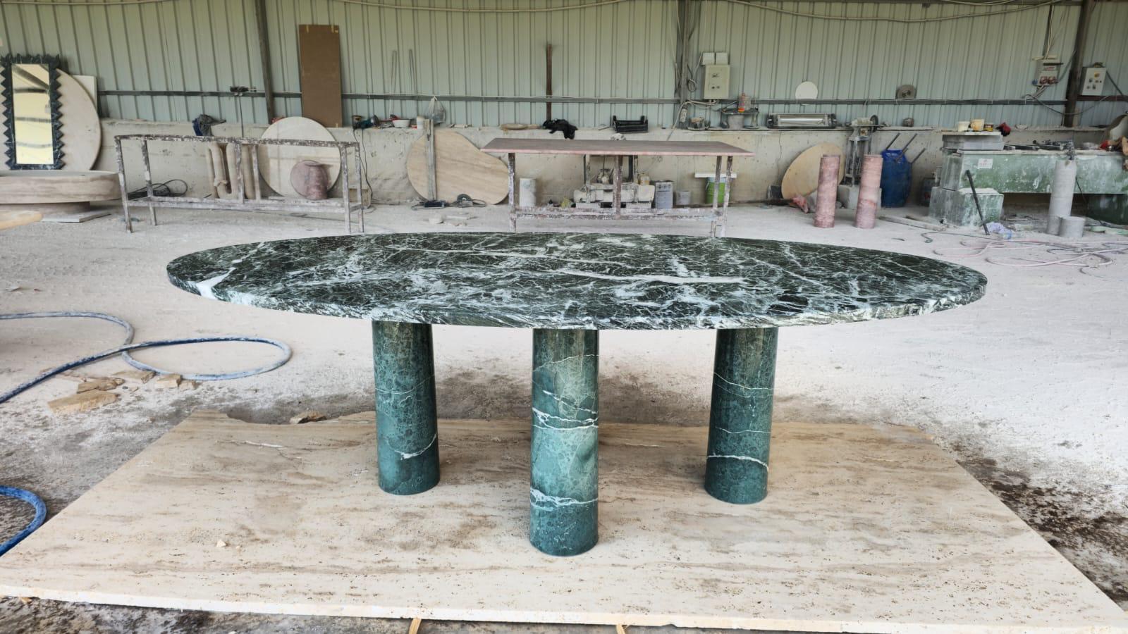 Grande table de salle à manger ovale en marbre vert avec pieds en colonne dans le style de Bellini en vente 1
