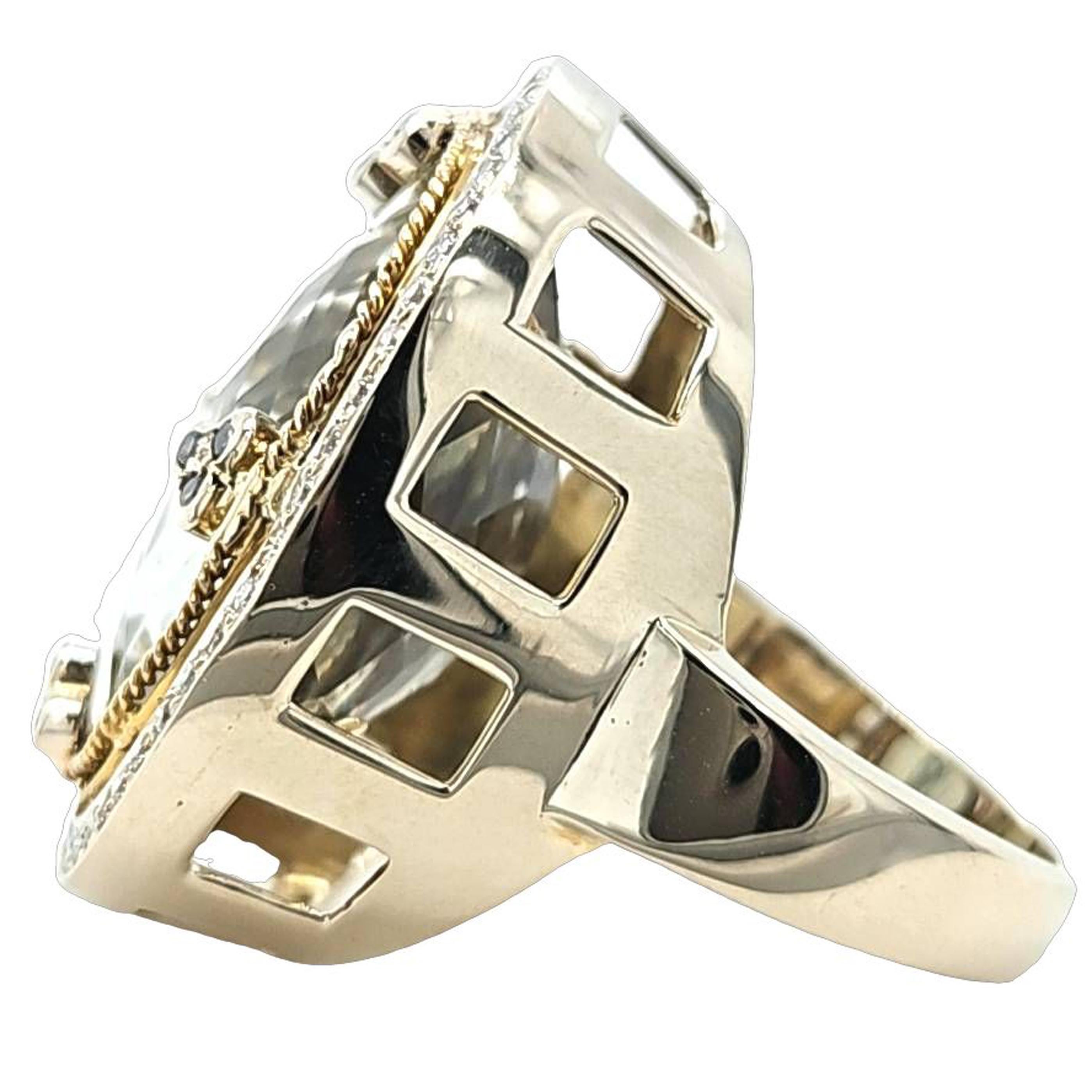 Gran Anillo Ovalado de Cóctel de Cuarzo Verde con Aureola de Diamantes Corte oval en venta