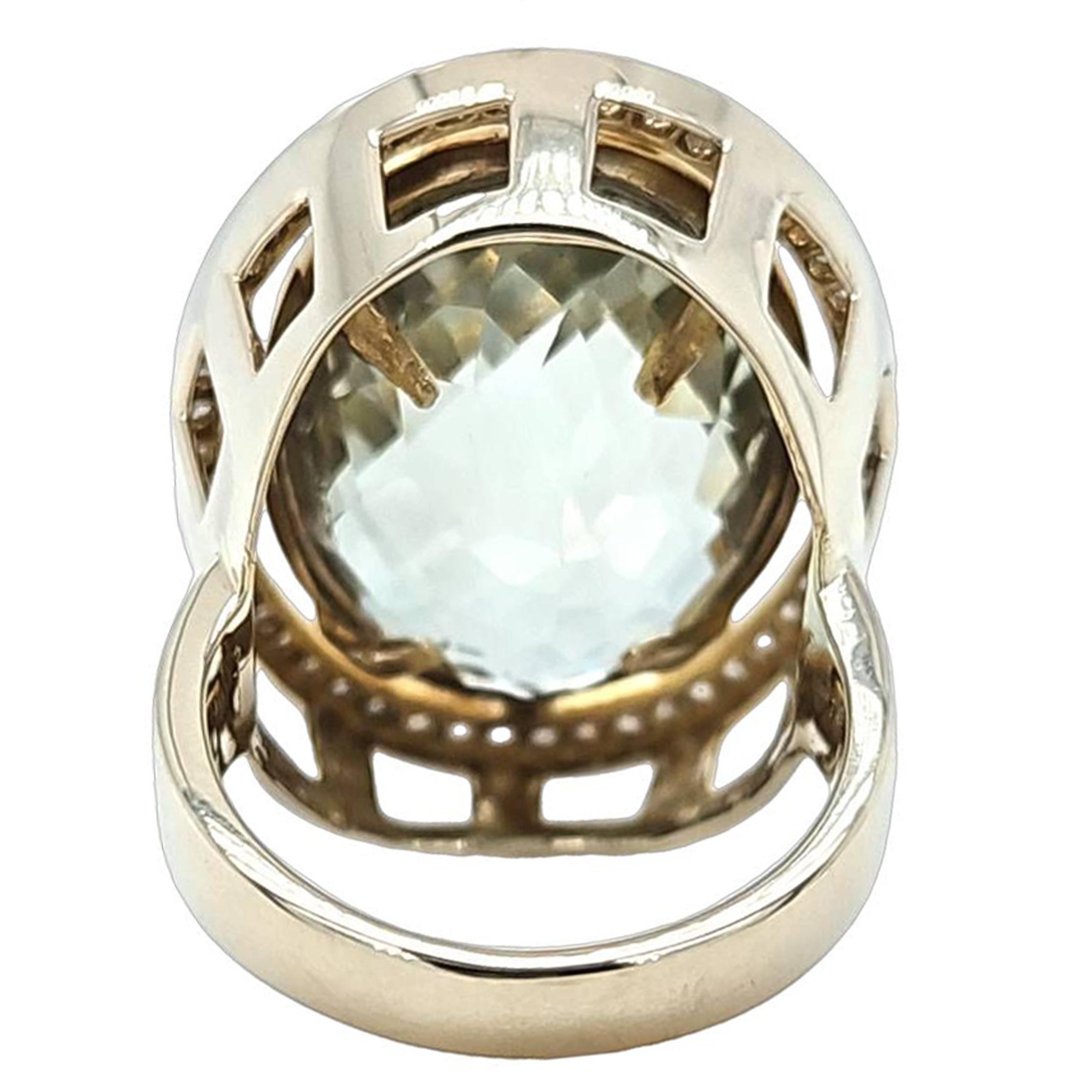 Gran Anillo Ovalado de Cóctel de Cuarzo Verde con Aureola de Diamantes en Bueno estado para la venta en Coral Gables, FL