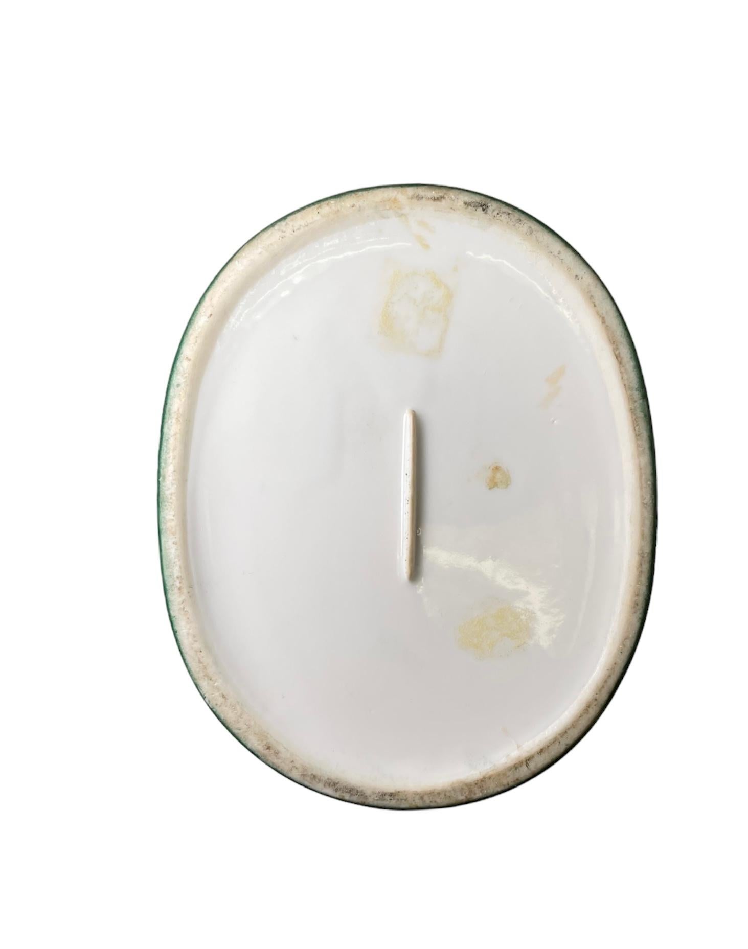 Grand coffret à bijoux ovale en porcelaine peinte à la main en vente 2