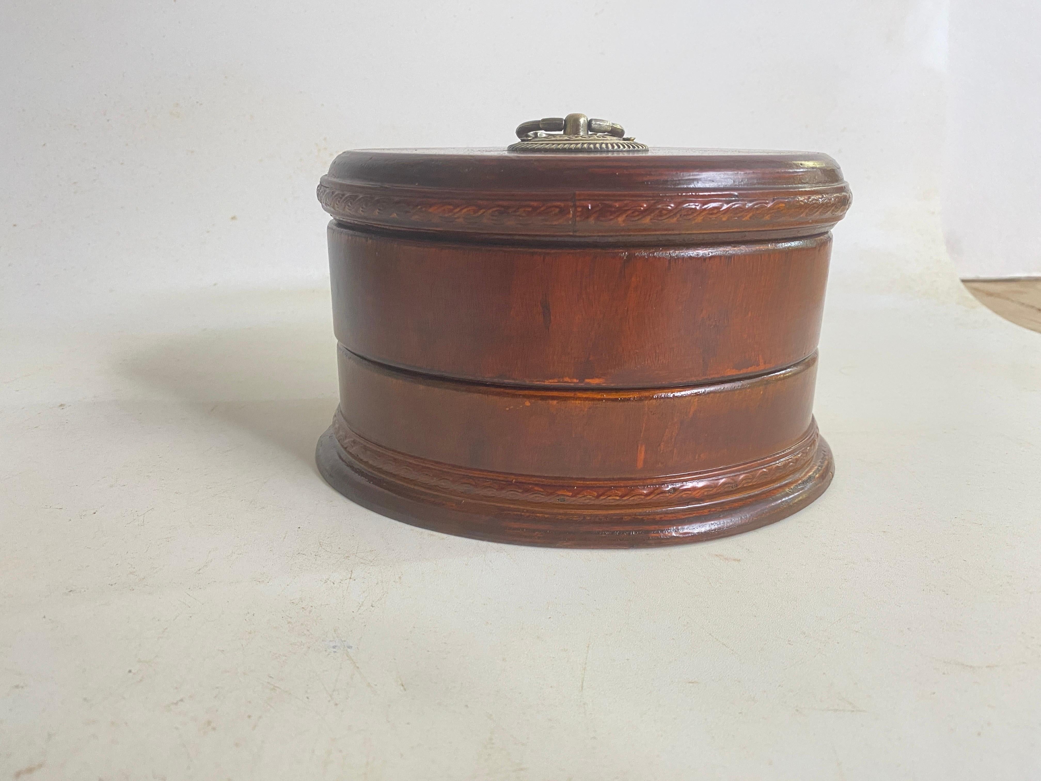 Large Oval Jewelry Box, Color with with Internal Compartments France 19th For Sale 2