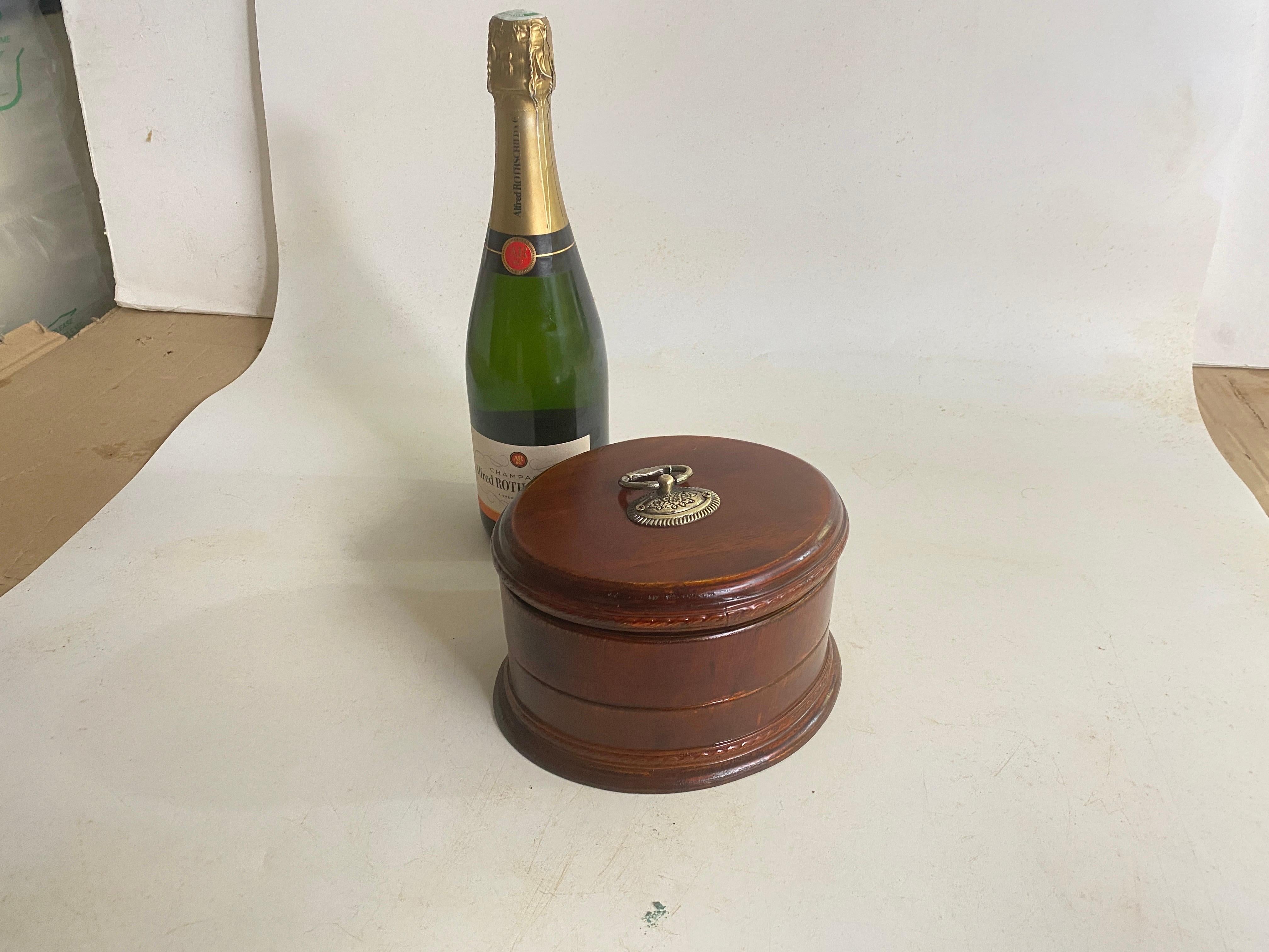 This is an Ovale large box. It has been decorated with a sivered color metal plate and lid. It has been made in France, during the 19th Century. In brown color.
It is a jelwery box.