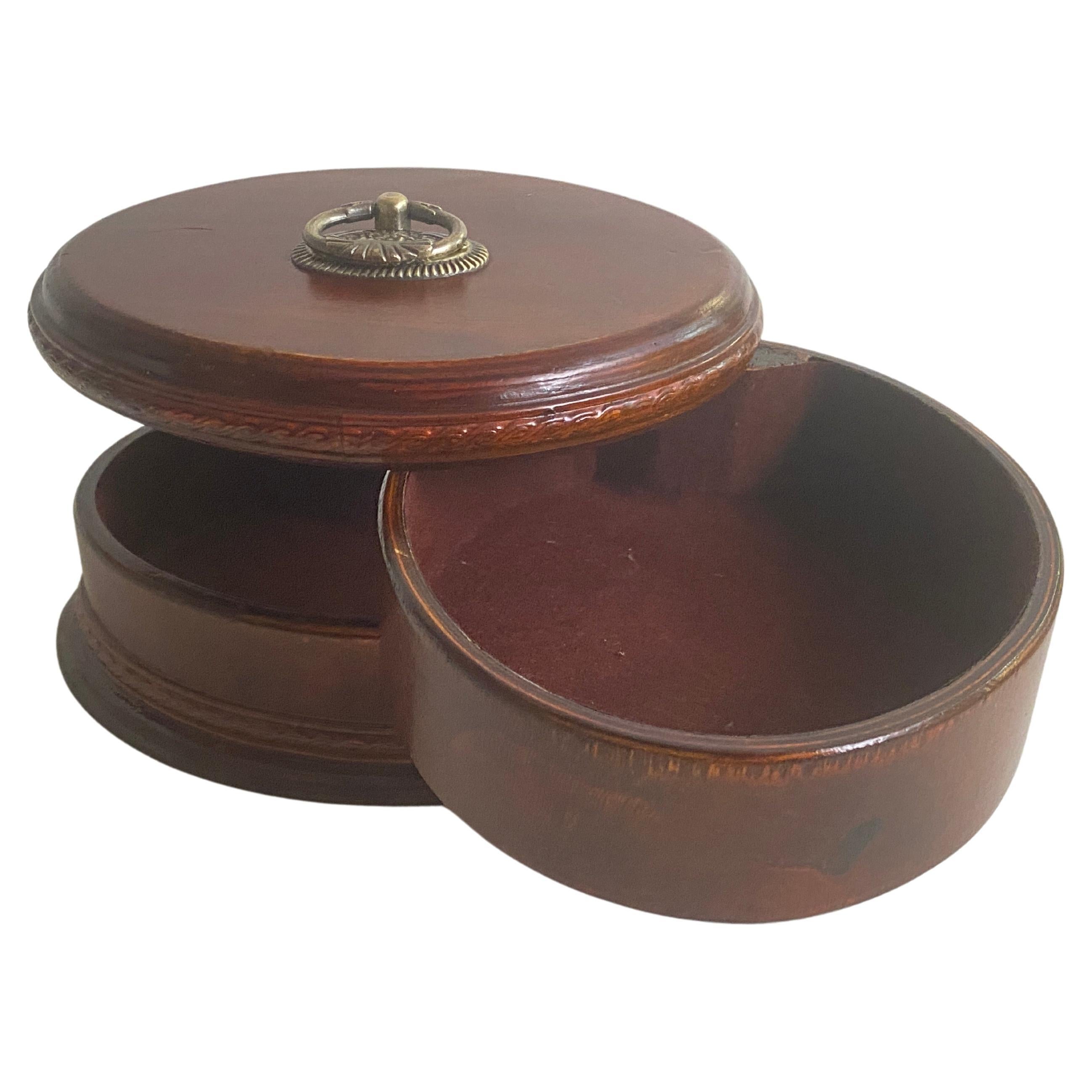 Chinese Export Large Oval Jewelry Box, Color with with Internal Compartments France 19th For Sale
