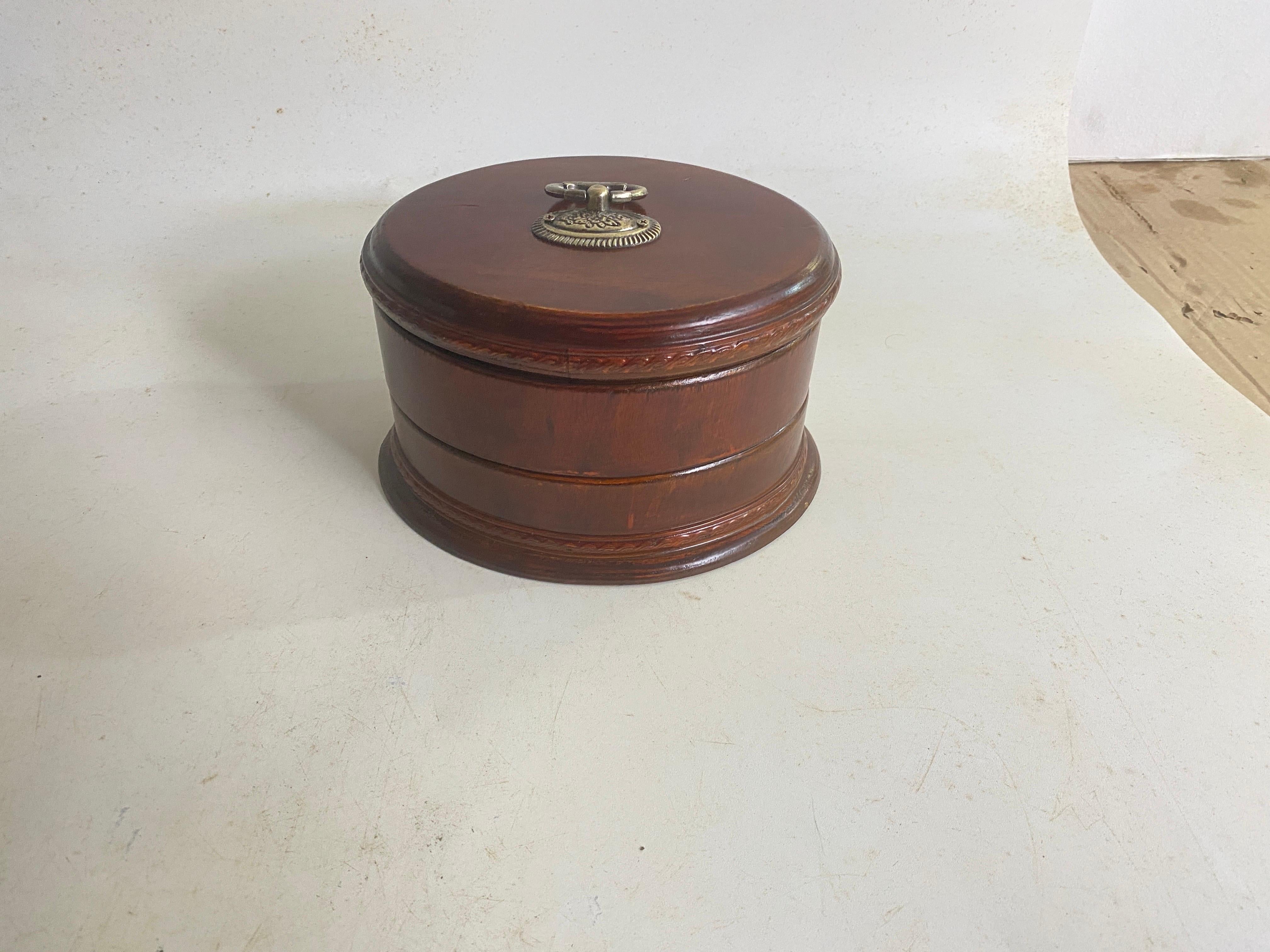 Large Oval Jewelry Box, Color with with Internal Compartments France 19th For Sale 1