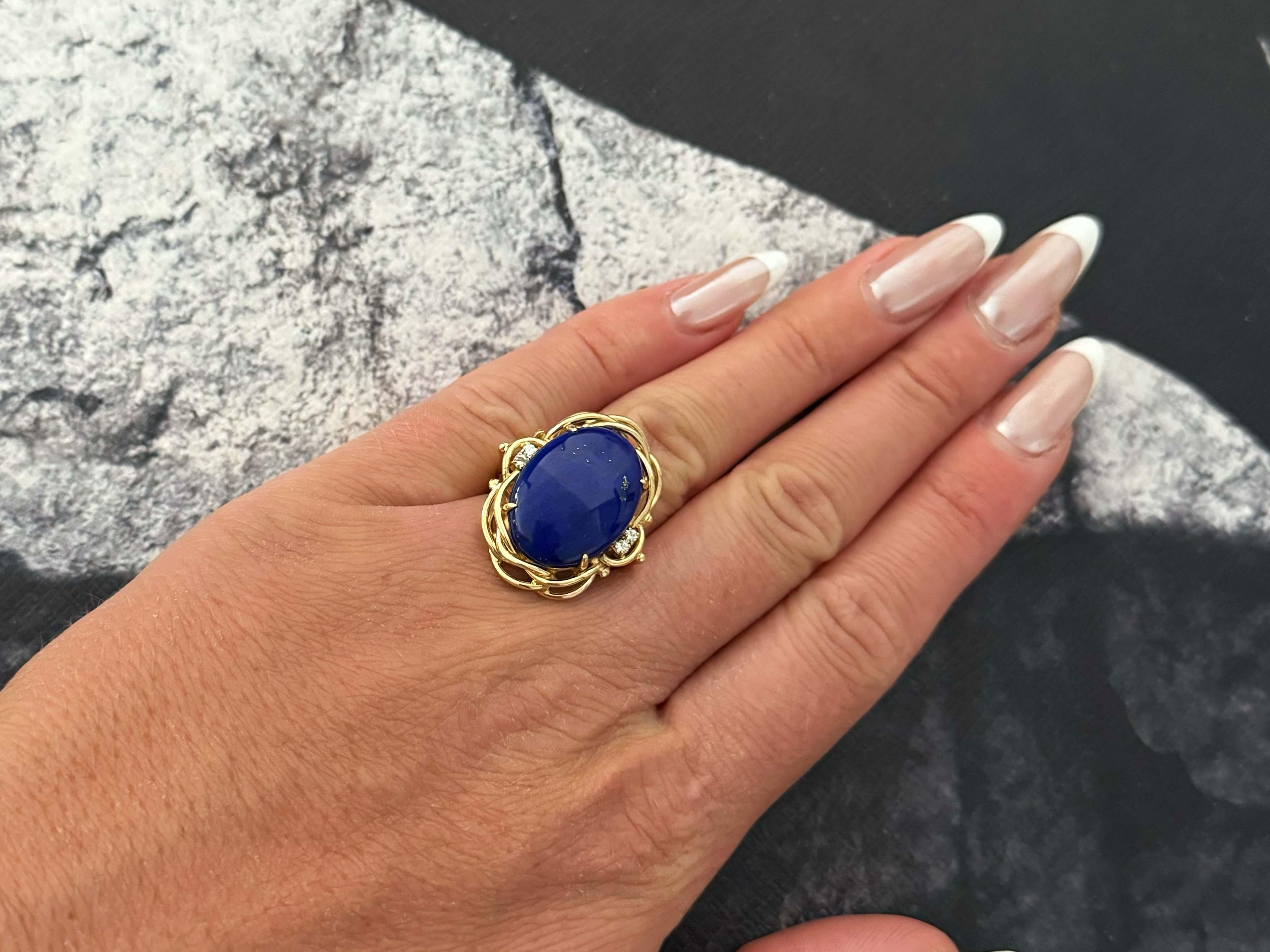 Spécifications de l'anneau :

Métal : Or jaune 14k

Poids total : 9,6 grammes

Pierre précieuse : Lapis Lazuli

Dimensions du lapis-lazuli : ~20.8 mm x  15.2 mm x 5.5 mm

Nombre de diamants : 4

Couleur du diamant : G-H

Poids en carats du diamant :