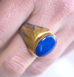 Grande bague cocktail ovale texturée en or 24 carats et argent avec lapis-lazuli
