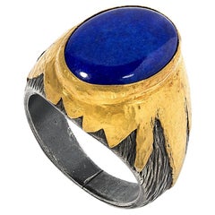 Grande bague cocktail ovale texturée en or 24 carats et argent avec lapis-lazuli