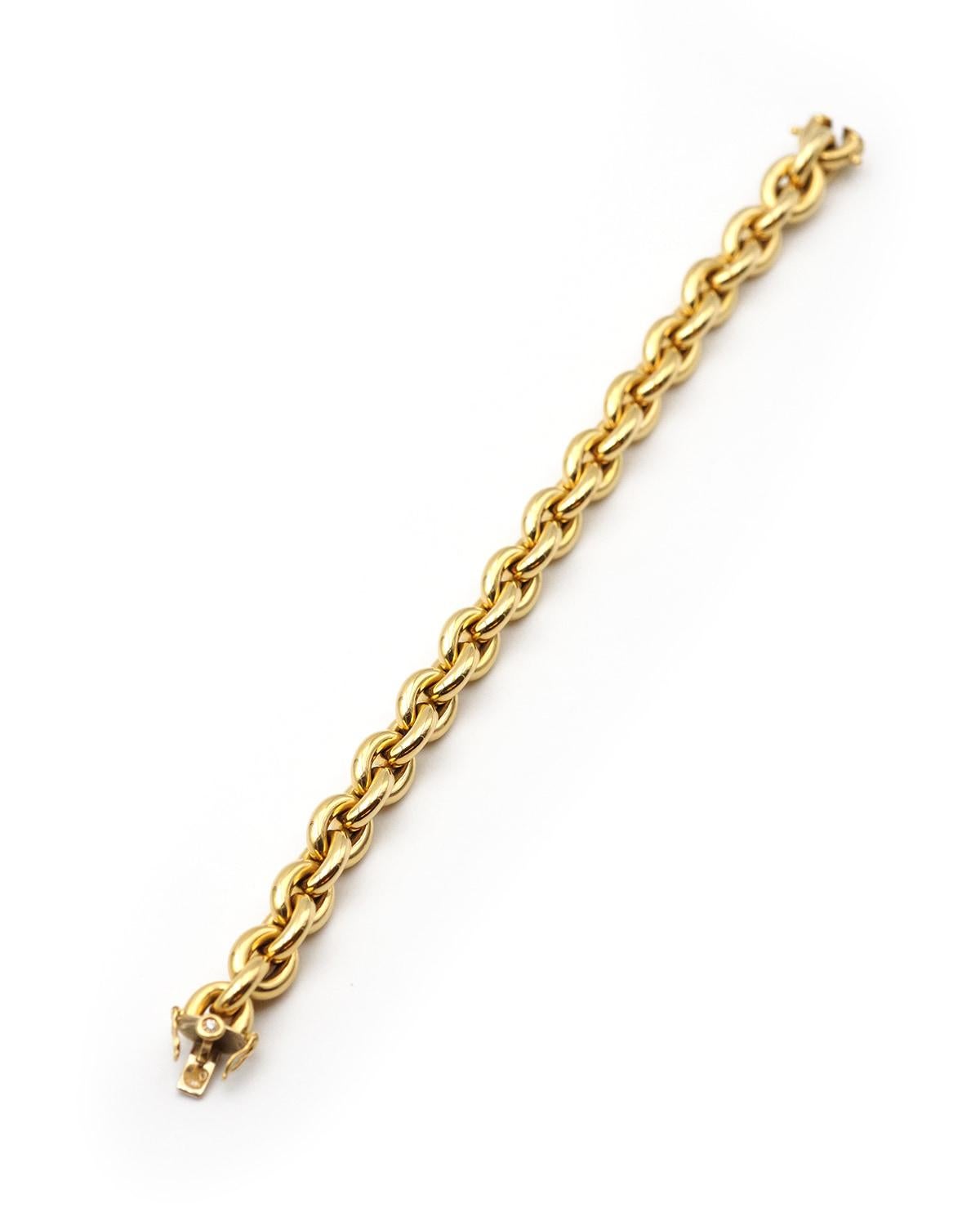Large oval links bracelet with diamond clasp in 18k gold, French bracelet In Good Condition For Sale In PARIS, FR