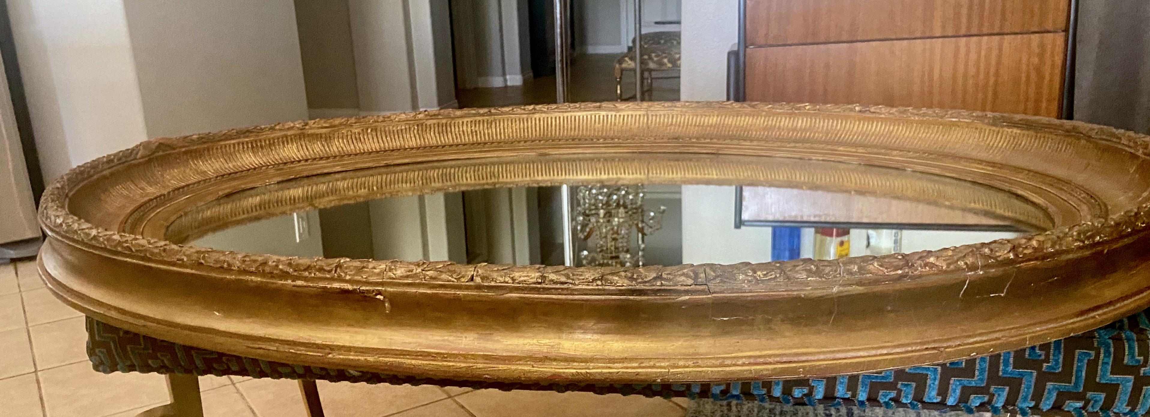 Grand miroir mural ovale en bois doré Louis XVI du 19ème siècle 3