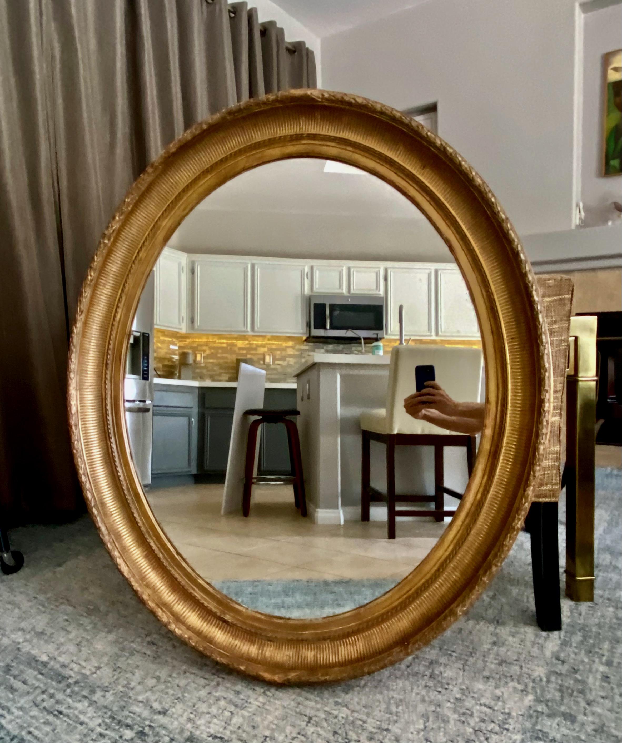 Grand miroir mural ovale de style Louis XVI de la fin du 19e siècle. 
47