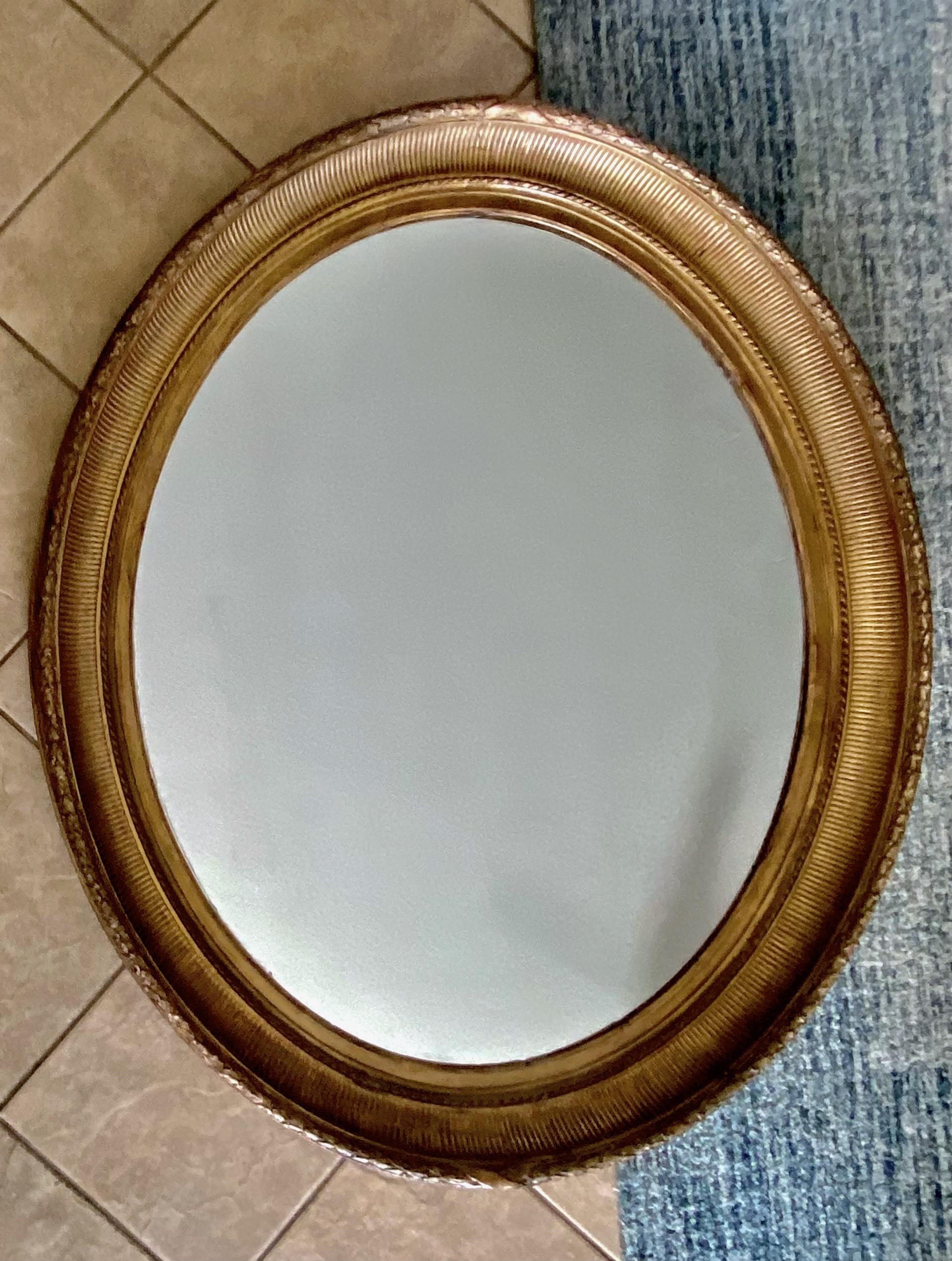 Français Grand miroir mural ovale en bois doré Louis XVI du 19ème siècle