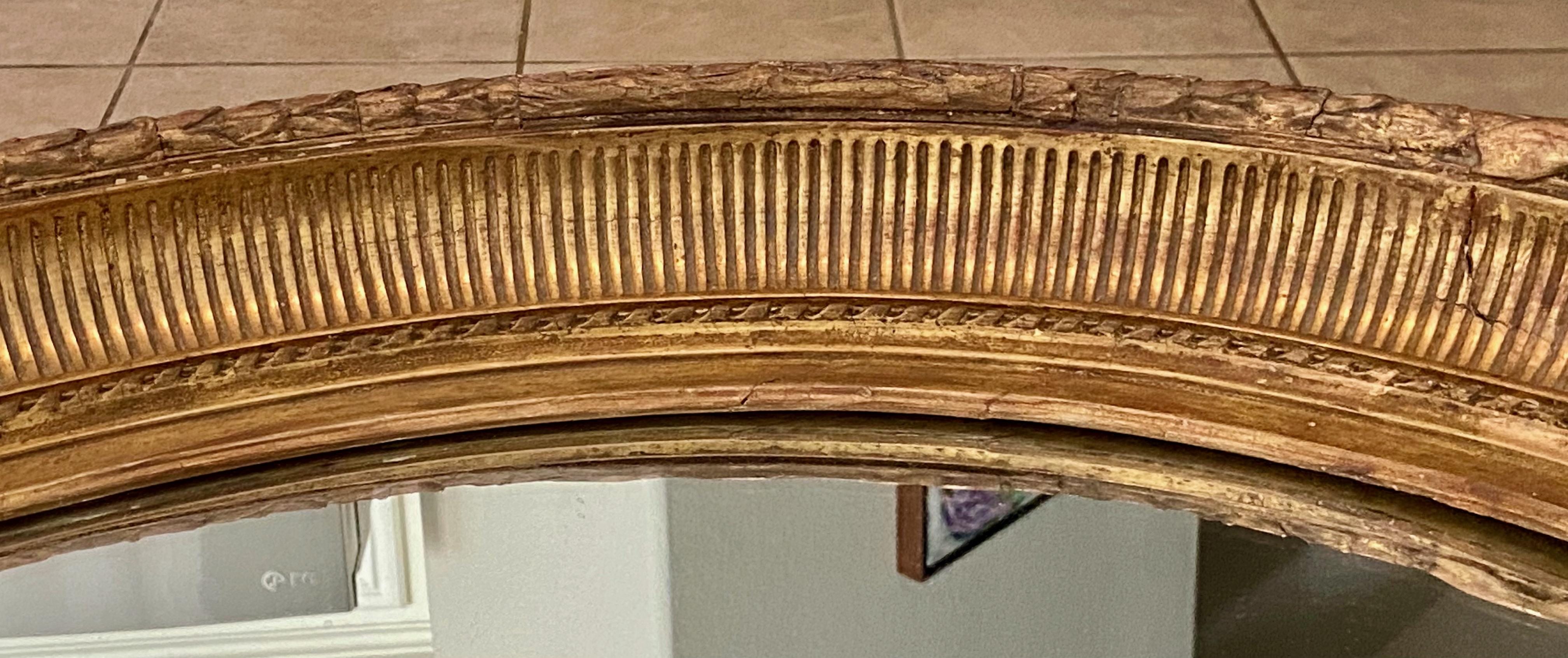 Grand miroir mural ovale en bois doré Louis XVI du 19ème siècle Bon état à Palm Springs, CA