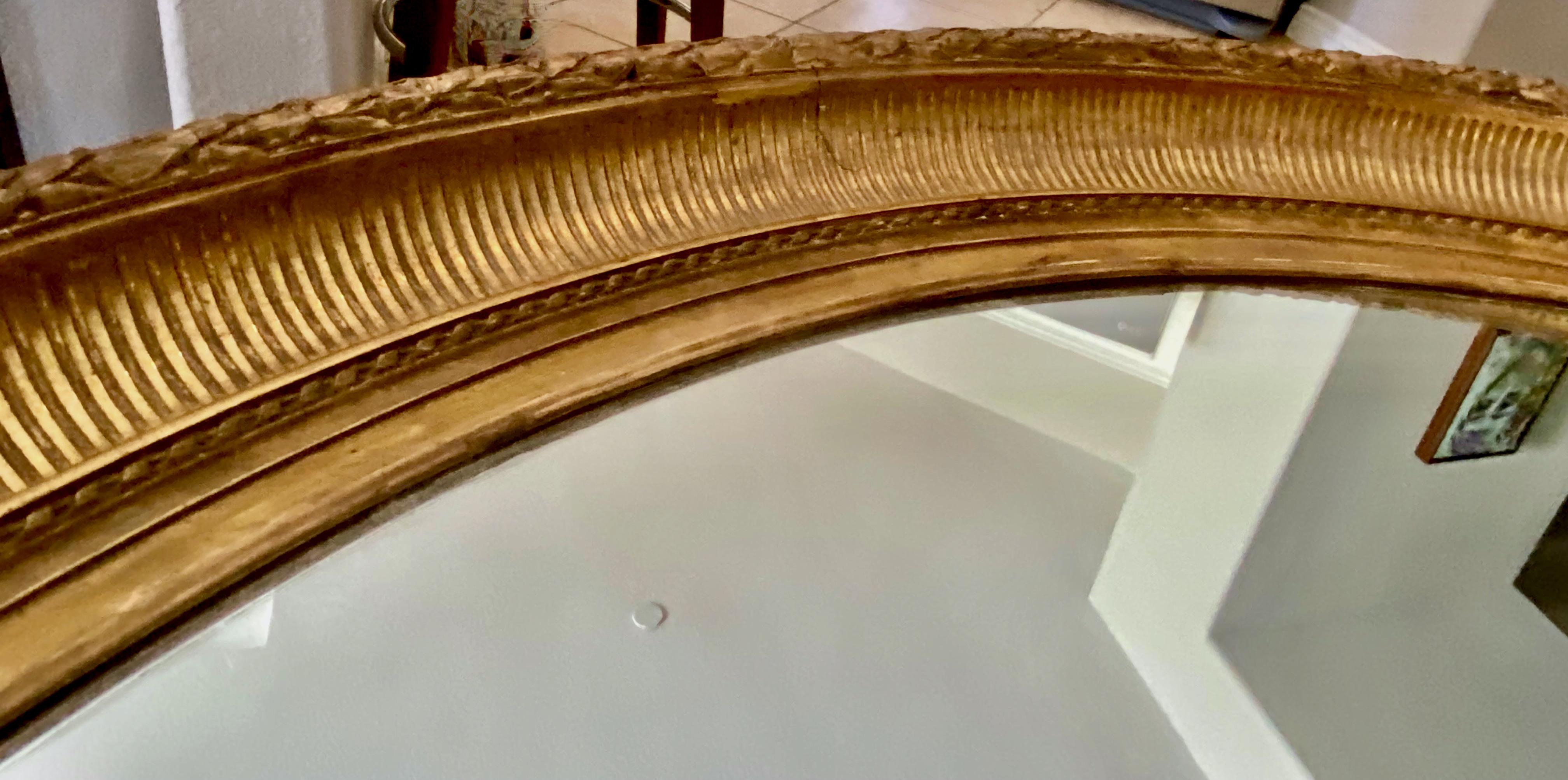 XIXe siècle Grand miroir mural ovale en bois doré Louis XVI du 19ème siècle