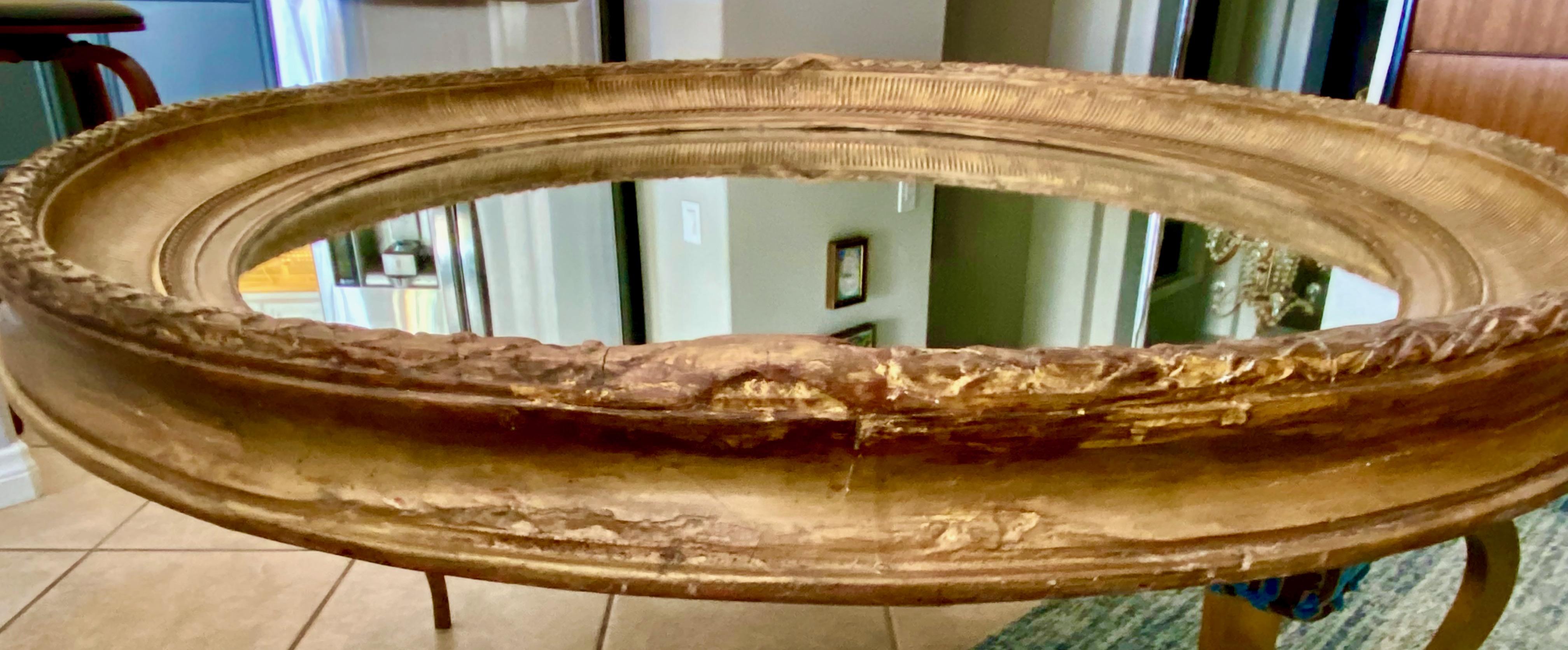 Bois Grand miroir mural ovale en bois doré Louis XVI du 19ème siècle