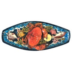 Grande piatto ovale da parete in maiolica Palissy con granchio e pesce Vallauris AM, circa 1950
