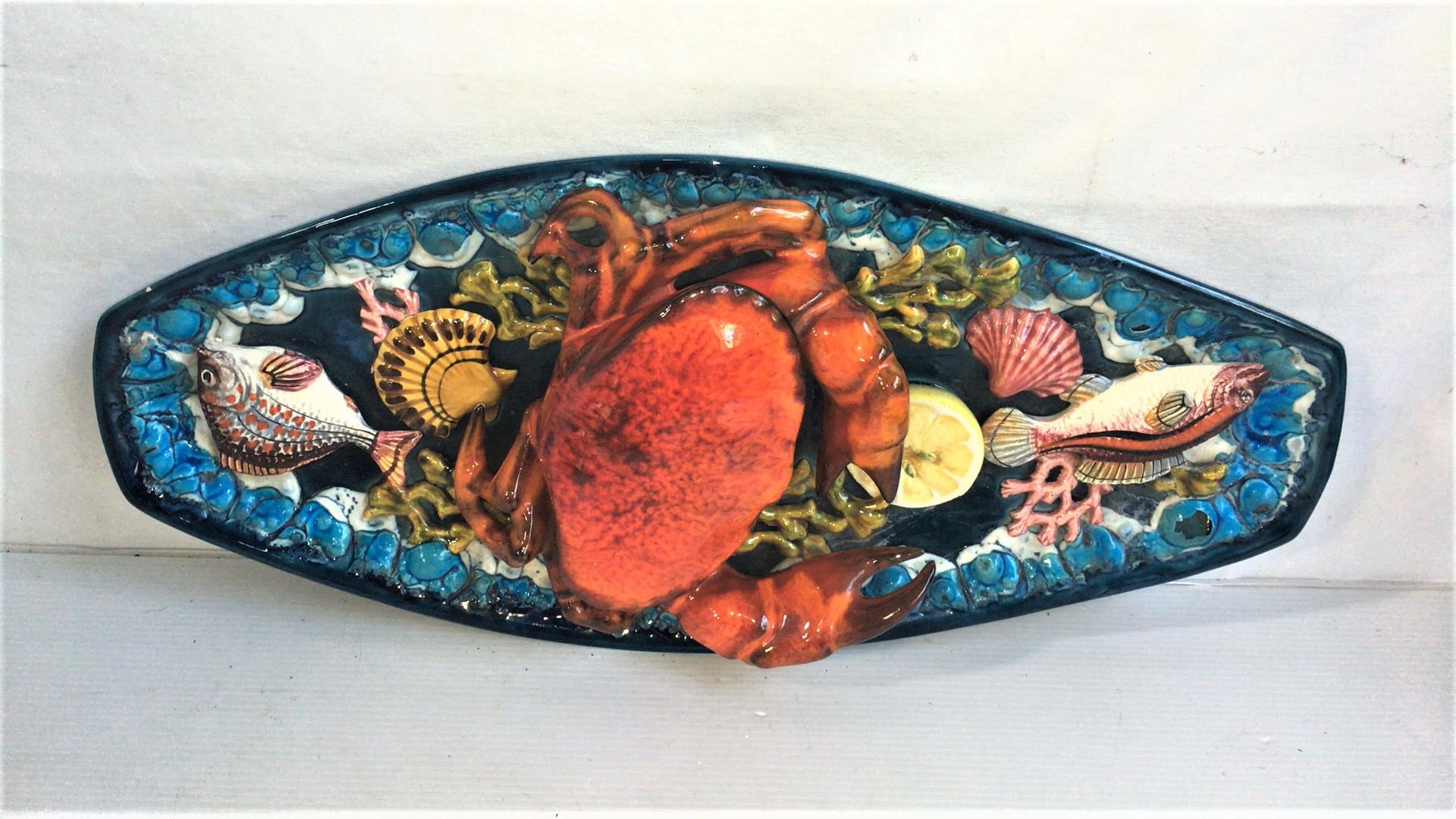 Grand plat mural ovale en faïence de Palissy avec crabe et poisson Vallauris, vers 1950
Grand crabe en relief, poissons, coquillages et algues.
   