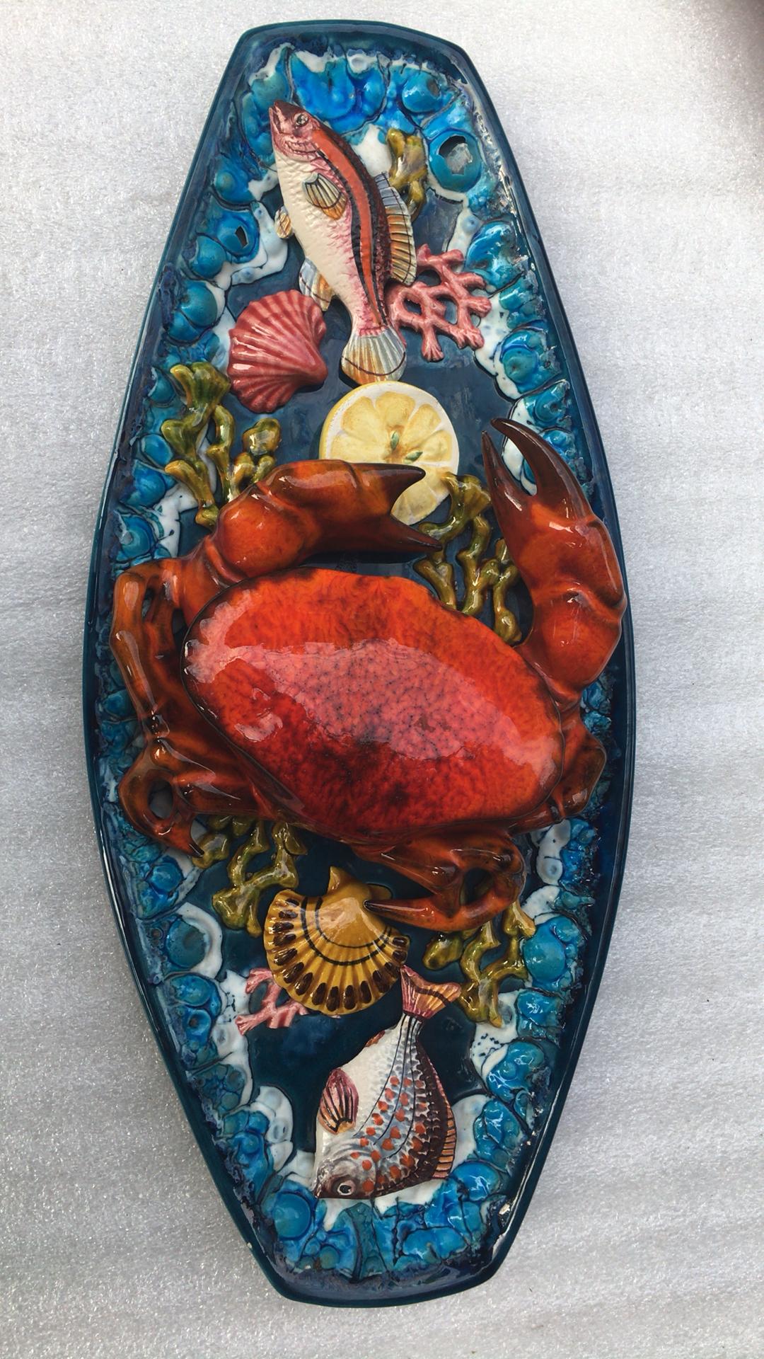 Mid-Century Modern Grand plateau mural ovale en majolique Palissy représentant un crabe et des poissons, Vallauris, vers 1950 en vente
