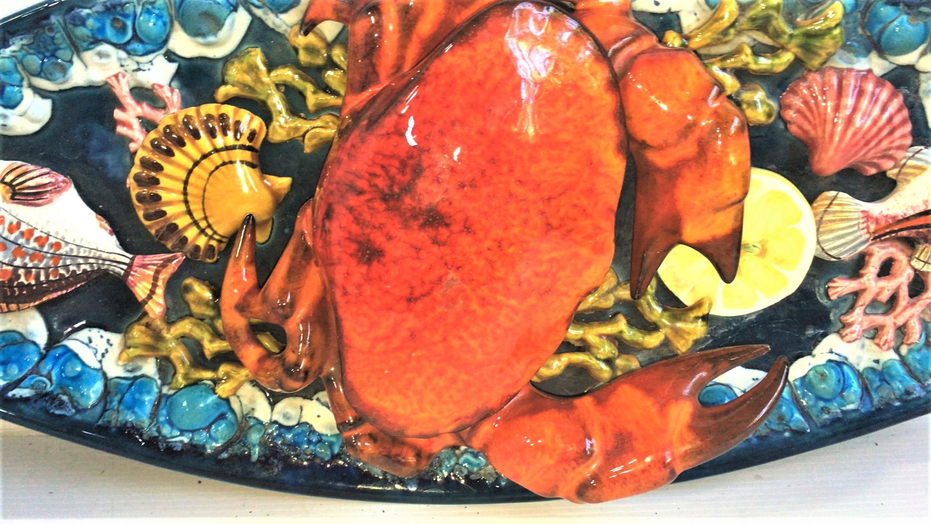 Français Grand plateau mural ovale en majolique Palissy représentant un crabe et des poissons, Vallauris, vers 1950 en vente