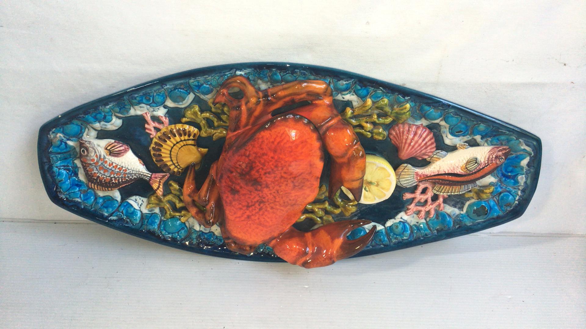Grand plateau mural ovale en majolique Palissy représentant un crabe et des poissons, Vallauris, vers 1950 Bon état - En vente à Austin, TX